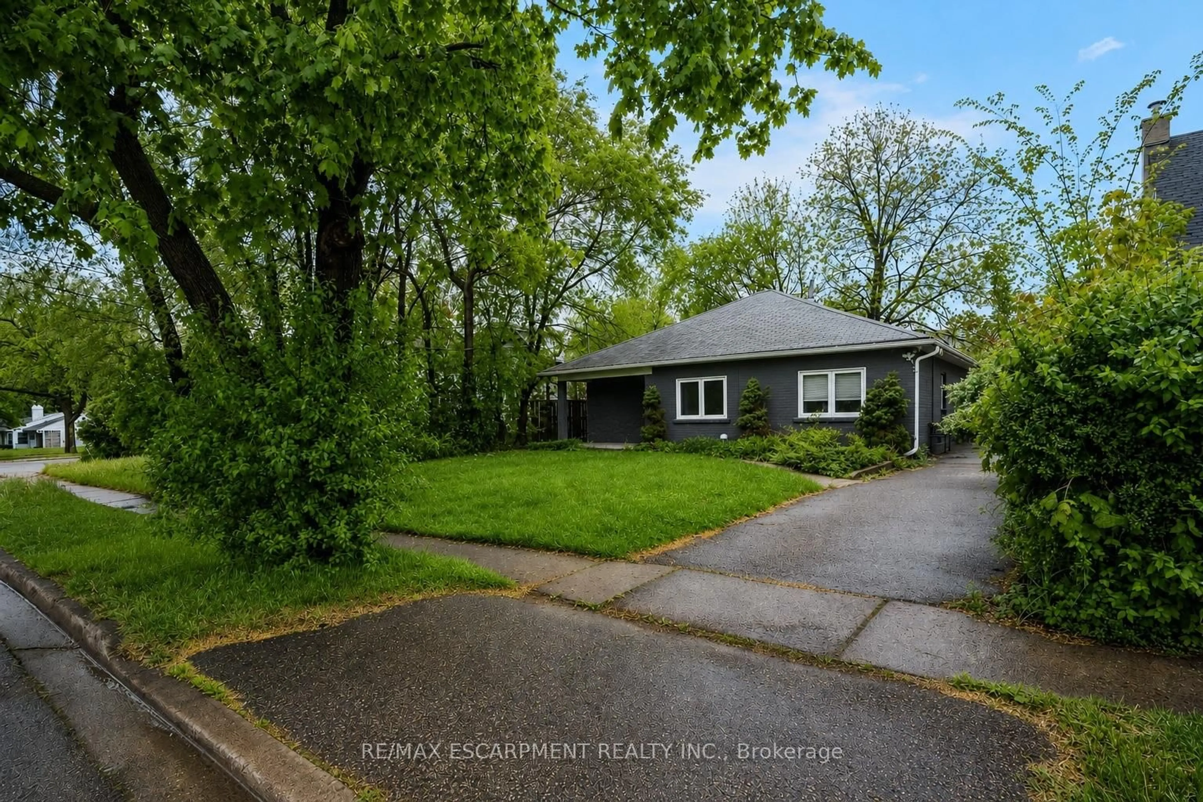 A pic from outside/outdoor area/front of a property/back of a property/a pic from drone, street for 16 Woodward Ave, Brampton Ontario L6V 1K1