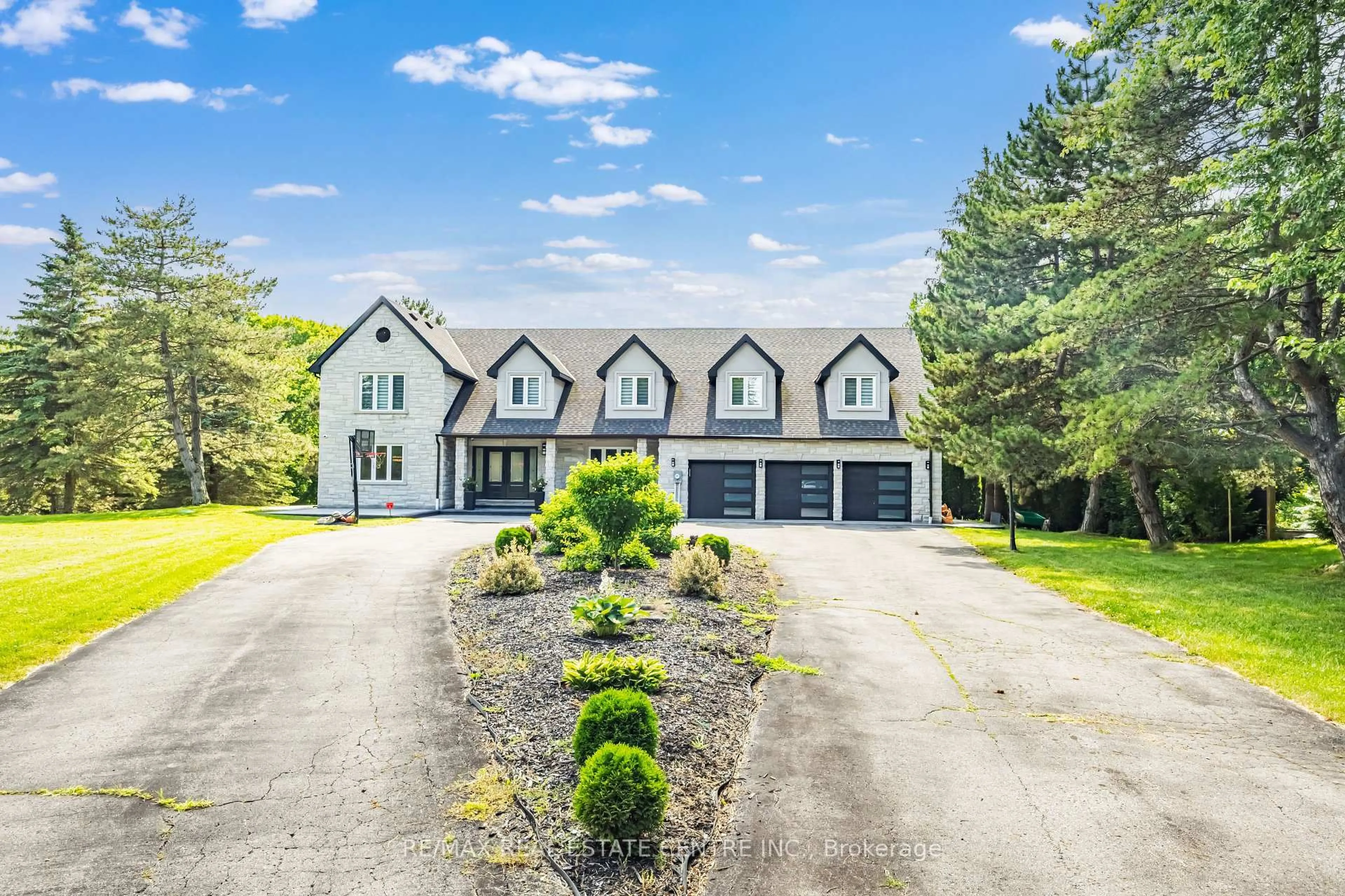 A pic from outside/outdoor area/front of a property/back of a property/a pic from drone, street for 6 Country Lane Dr, Caledon Ontario L7E 0B4