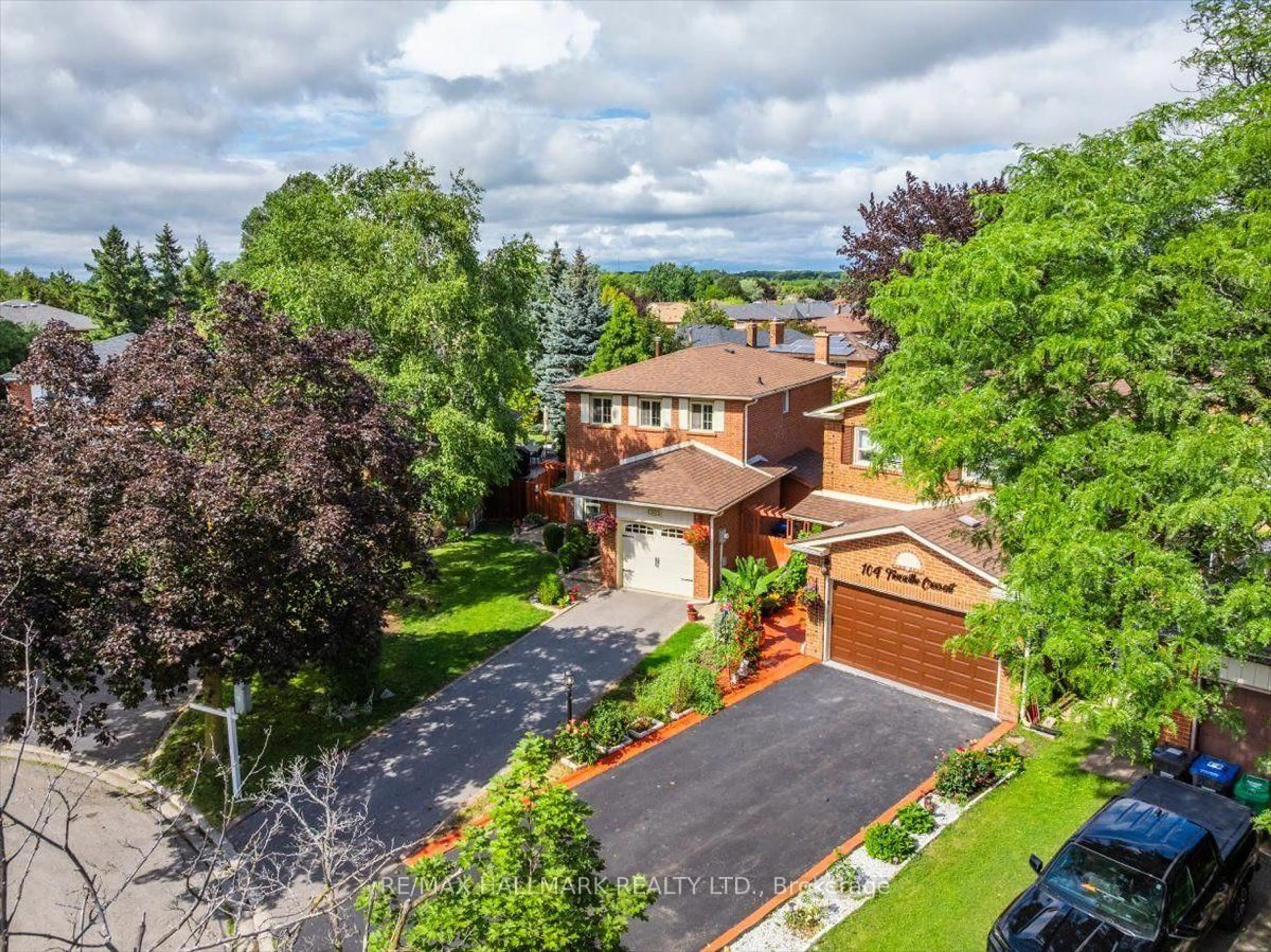 A pic from outside/outdoor area/front of a property/back of a property/a pic from drone, street for 102 Trewartha Cres, Brampton Ontario L6Z 1X4