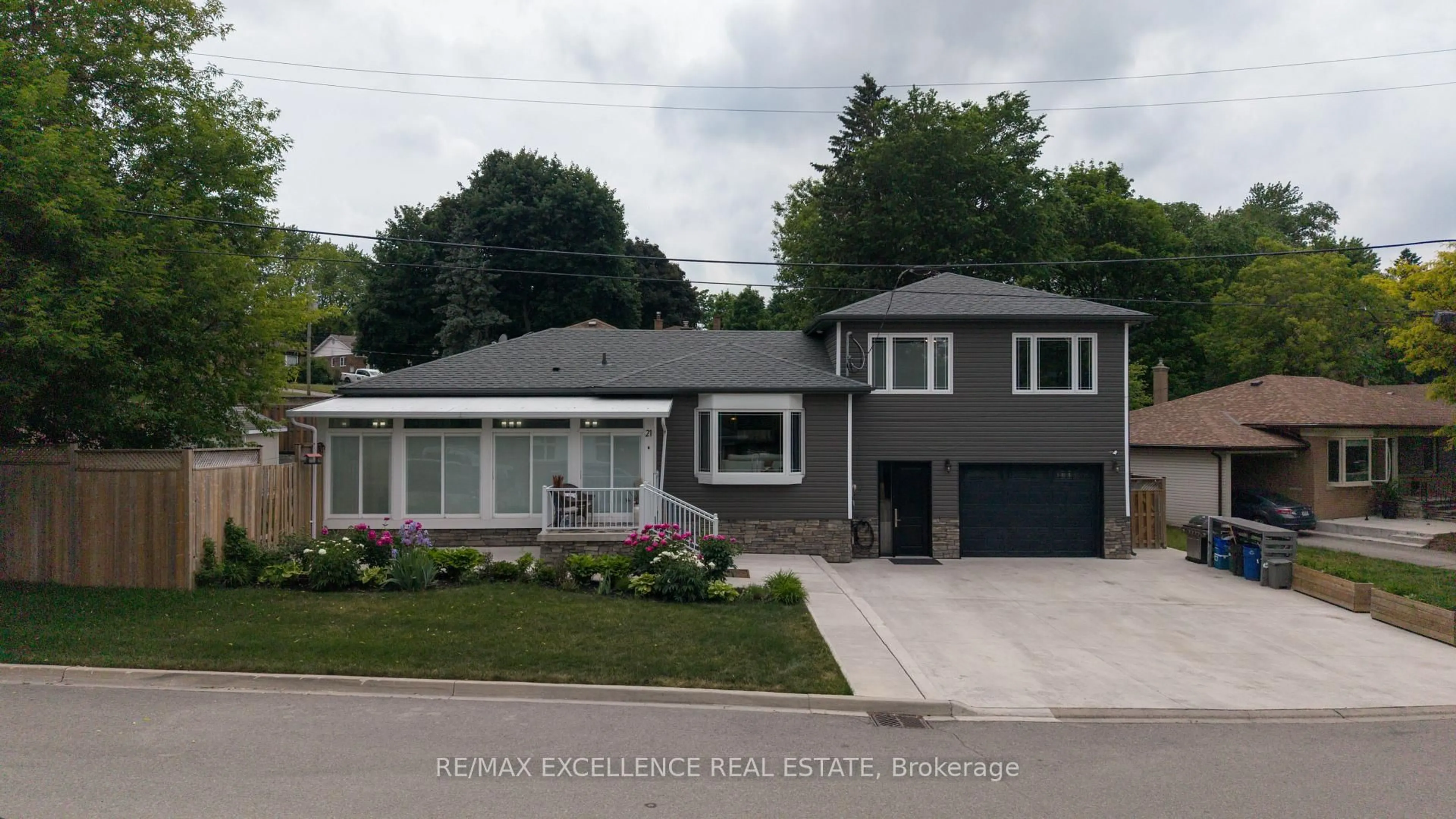 Home with brick exterior material, street for 21 Elizabeth St, Halton Hills Ontario L7G 3K1