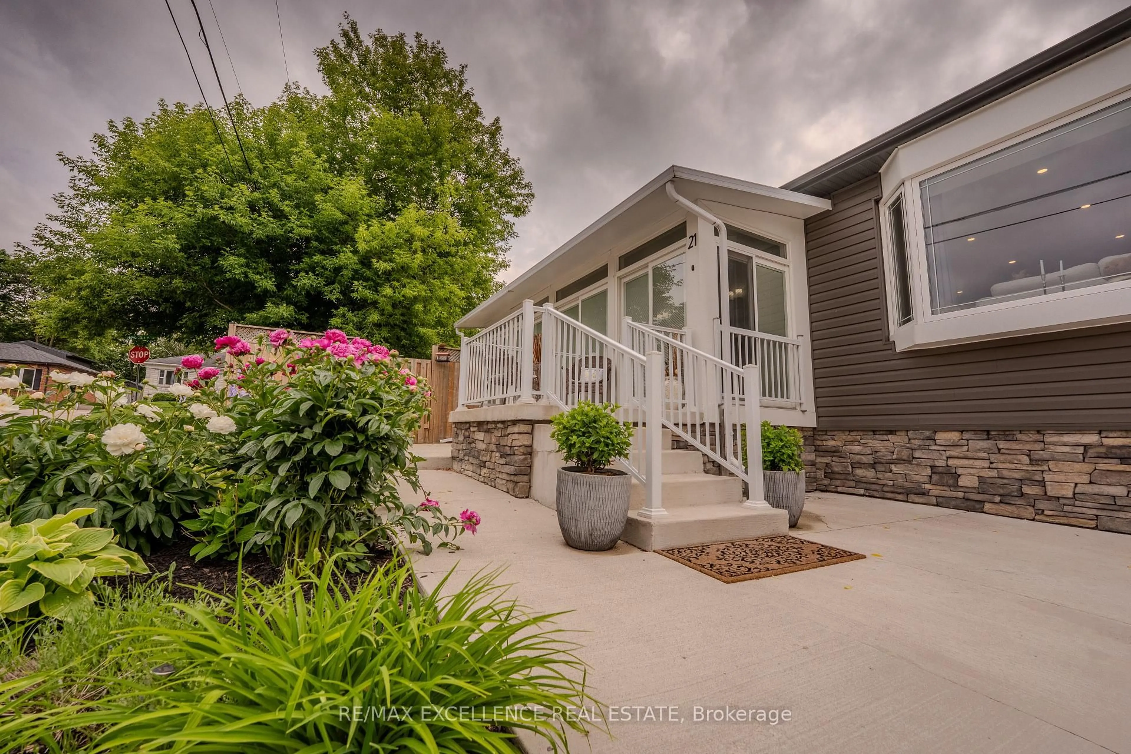 Patio, street for 21 Elizabeth St, Halton Hills Ontario L7G 3K1
