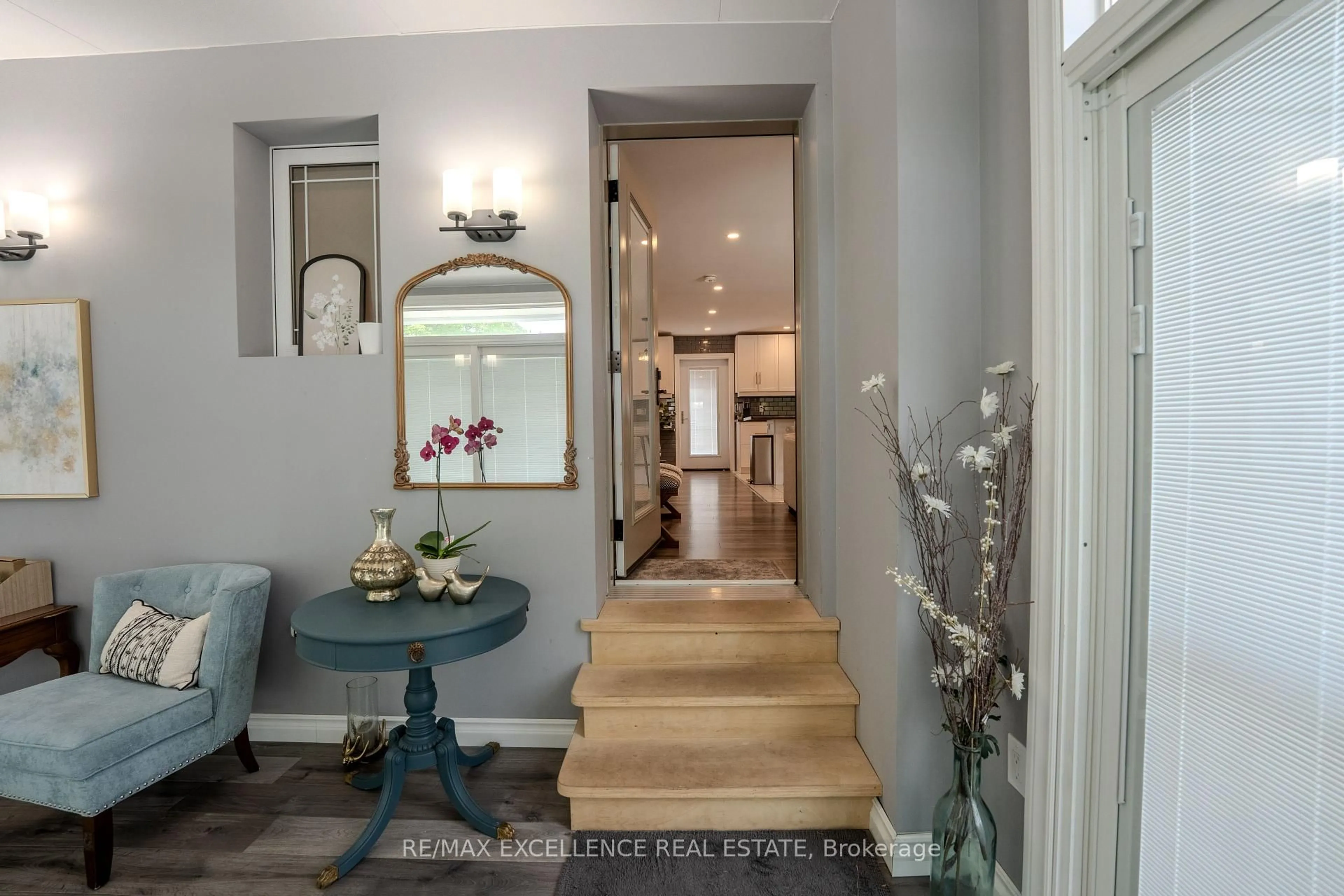 Indoor entryway for 21 Elizabeth St, Halton Hills Ontario L7G 3K1