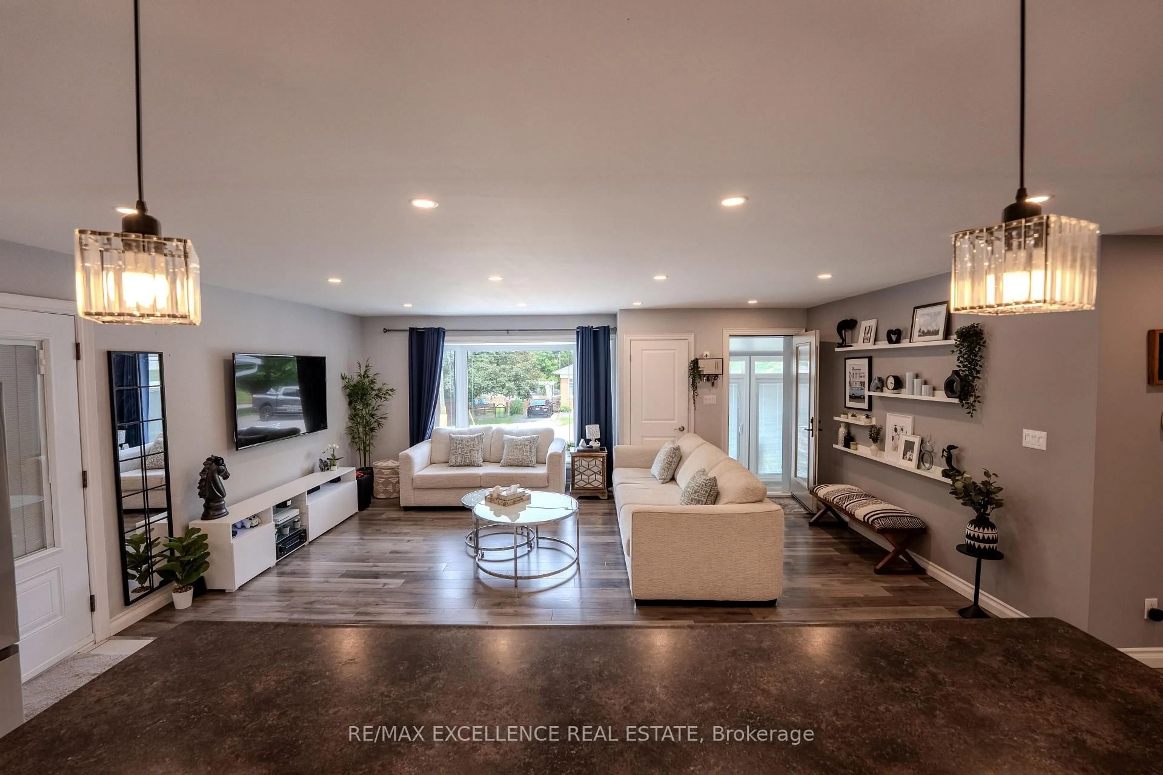 Living room with furniture, ceramic/tile floor for 21 Elizabeth St, Halton Hills Ontario L7G 3K1
