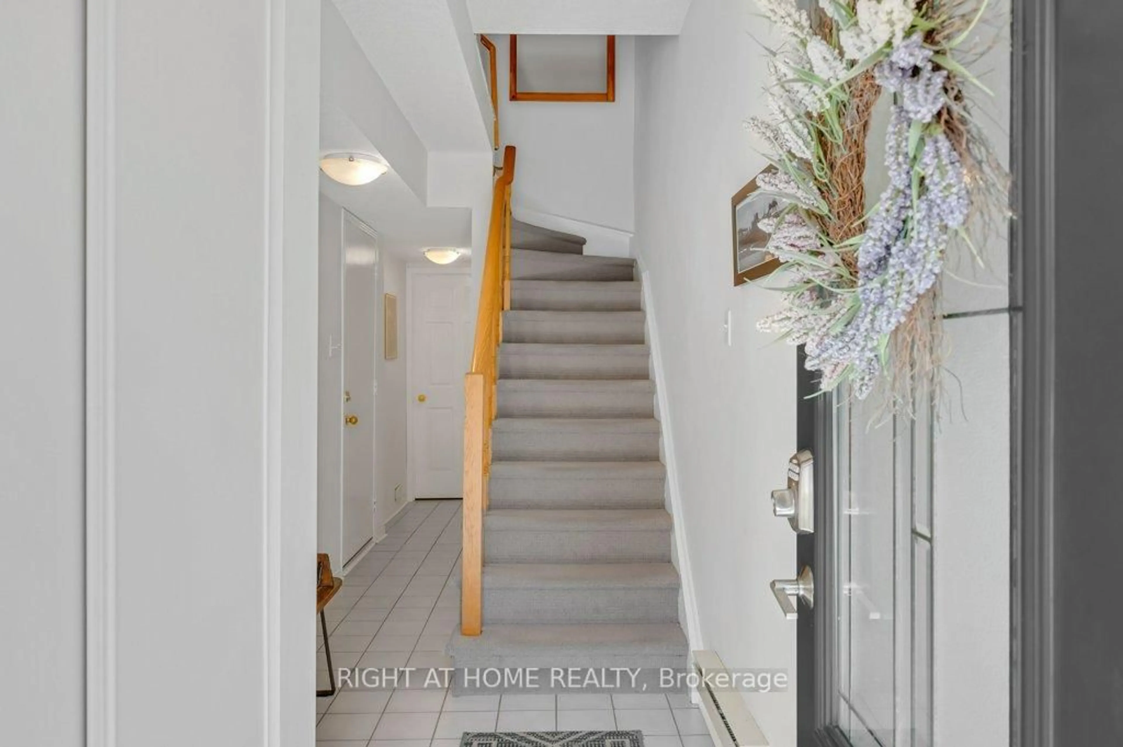 Indoor entryway for 2300 Brays Lane #9, Oakville Ontario L6M 3J9