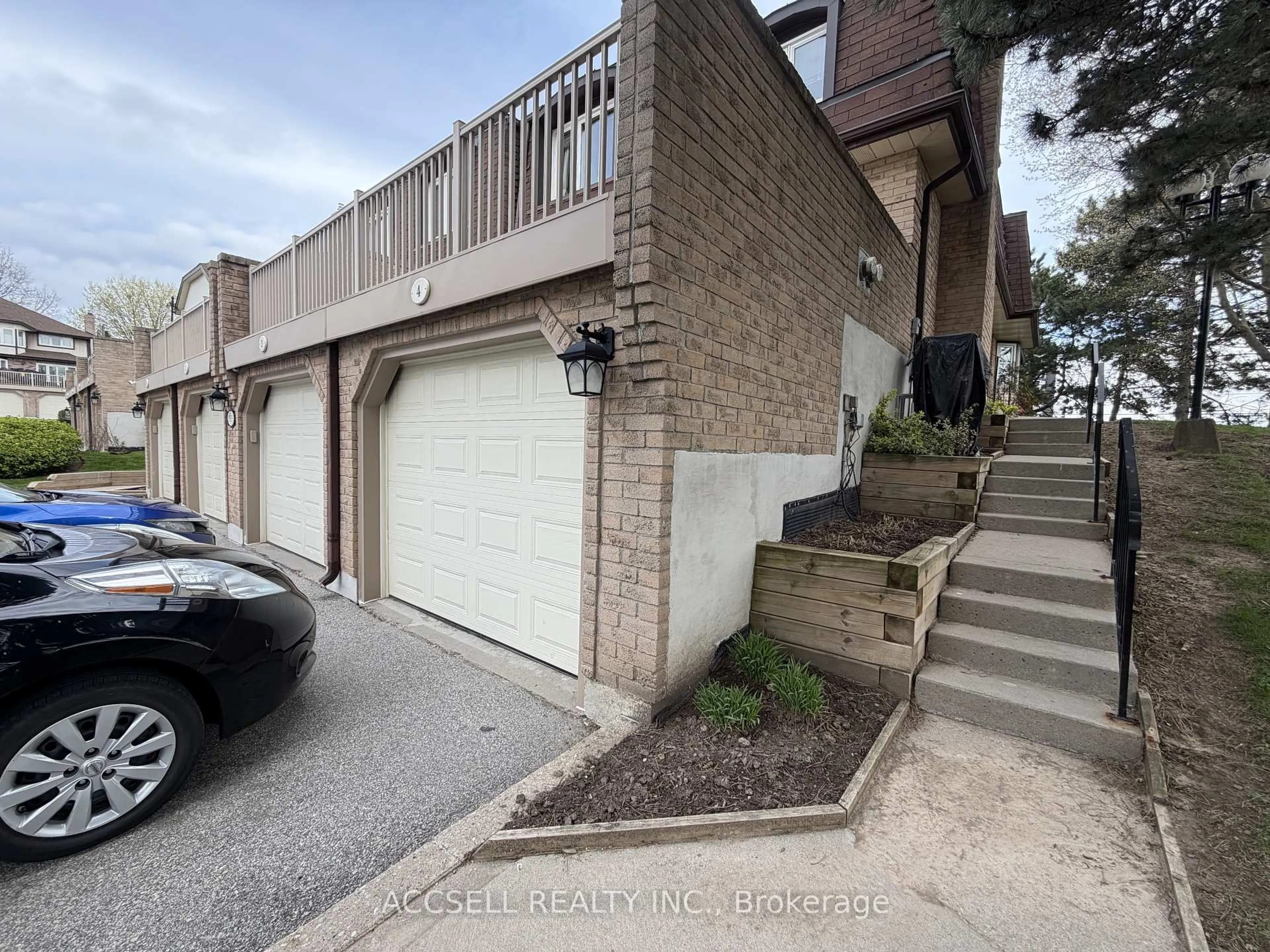 A pic from outside/outdoor area/front of a property/back of a property/a pic from drone, street for 1510 Upper Middle Rd #4, Burlington Ontario L7P 4M5