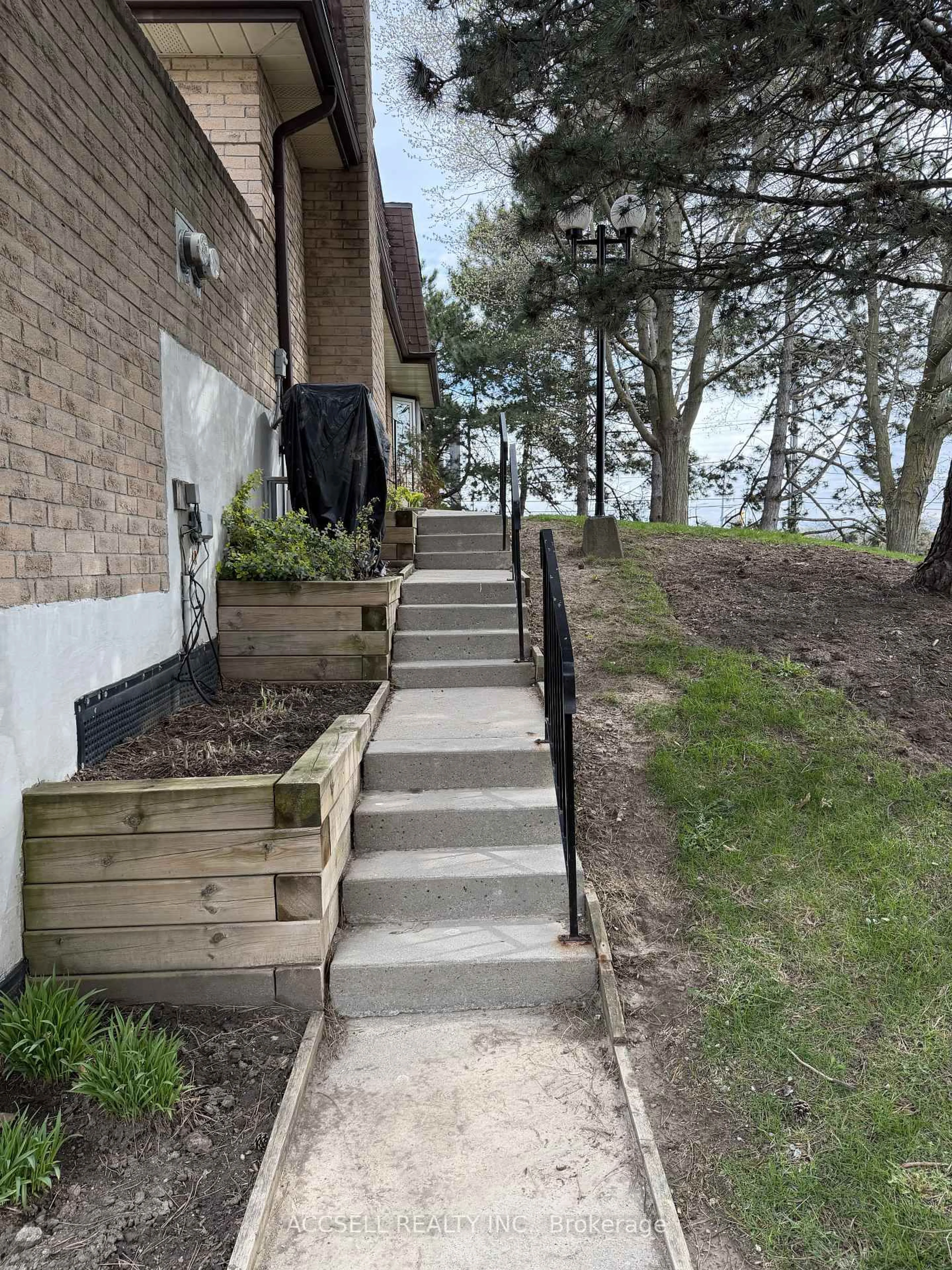 Stairs for 1510 Upper Middle Rd #4, Burlington Ontario L7P 4M5