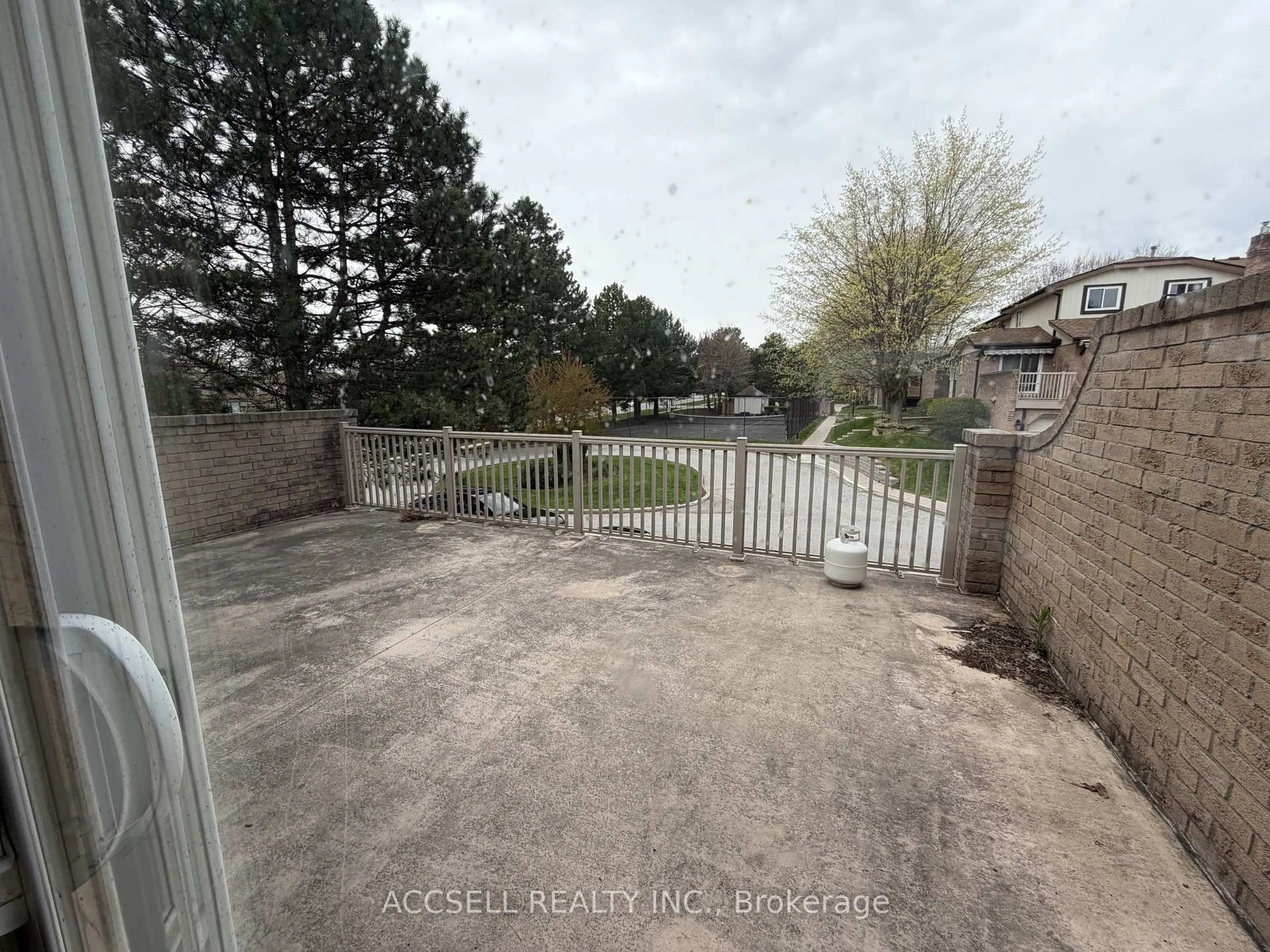 A pic from outside/outdoor area/front of a property/back of a property/a pic from drone, unknown for 1510 Upper Middle Rd #4, Burlington Ontario L7P 4M5
