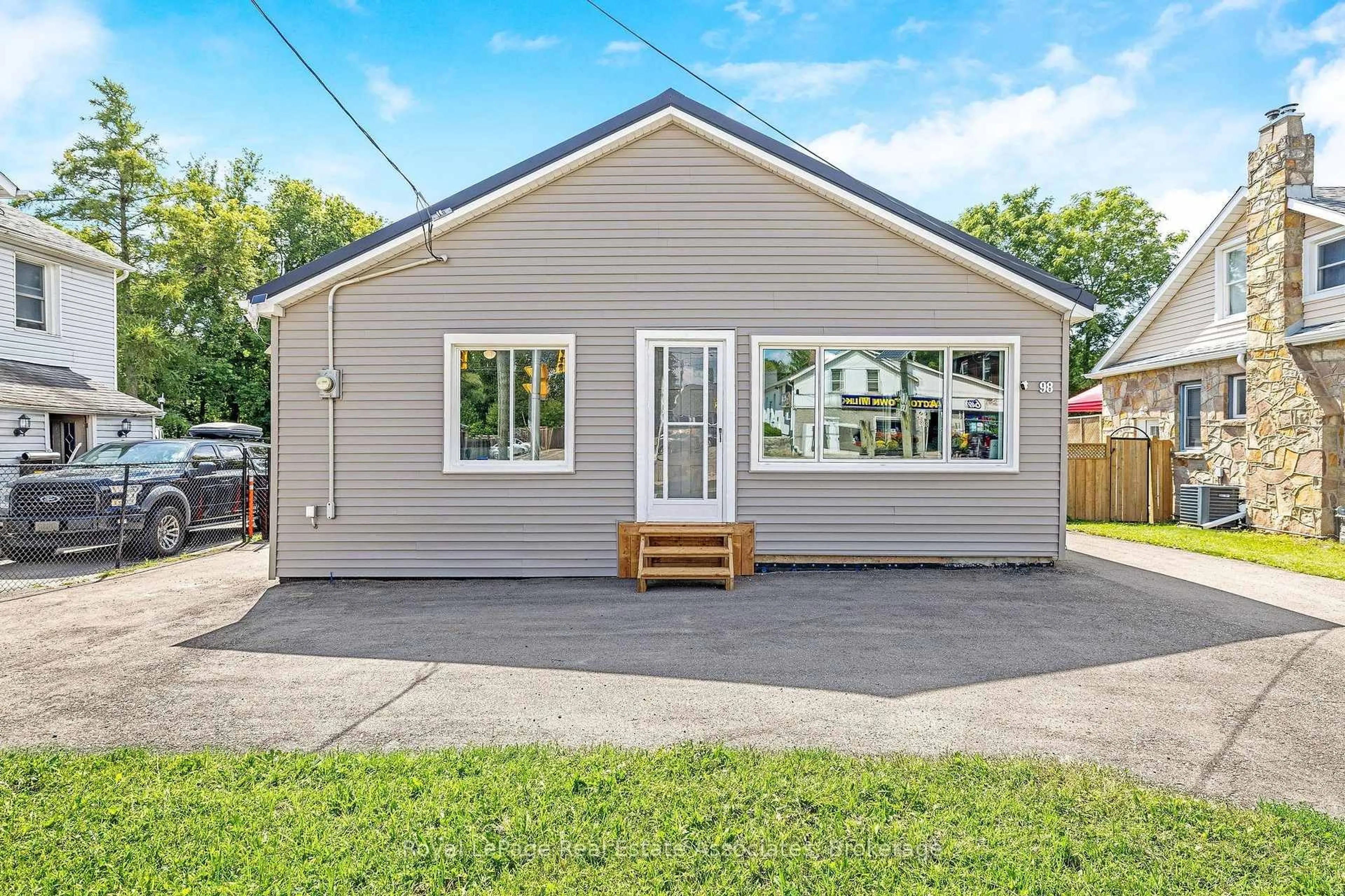 Home with vinyl exterior material, street for 98 Main St, Halton Hills Ontario L7J 1W2