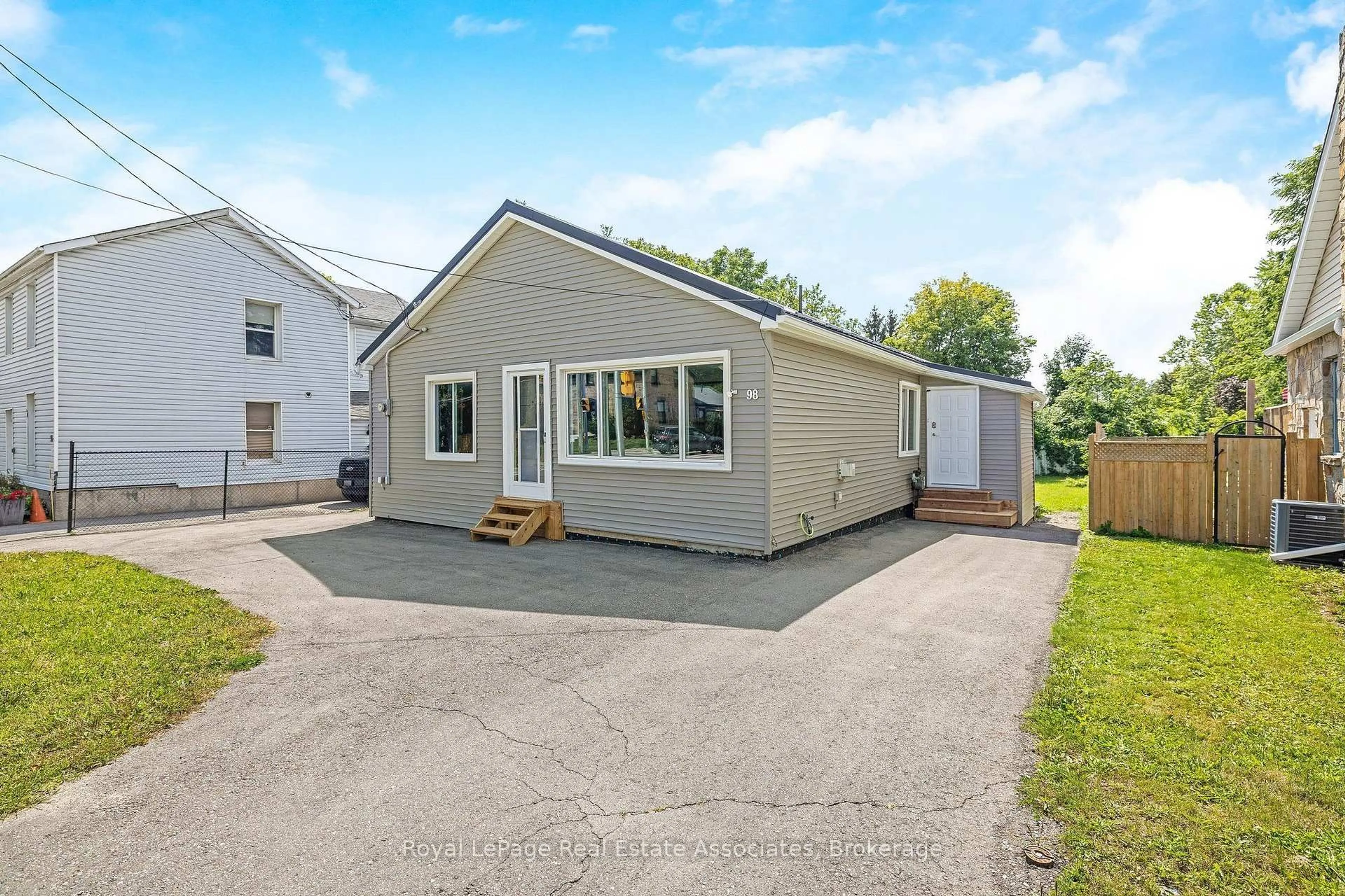 A pic from outside/outdoor area/front of a property/back of a property/a pic from drone, street for 98 Main St, Halton Hills Ontario L7J 1W2