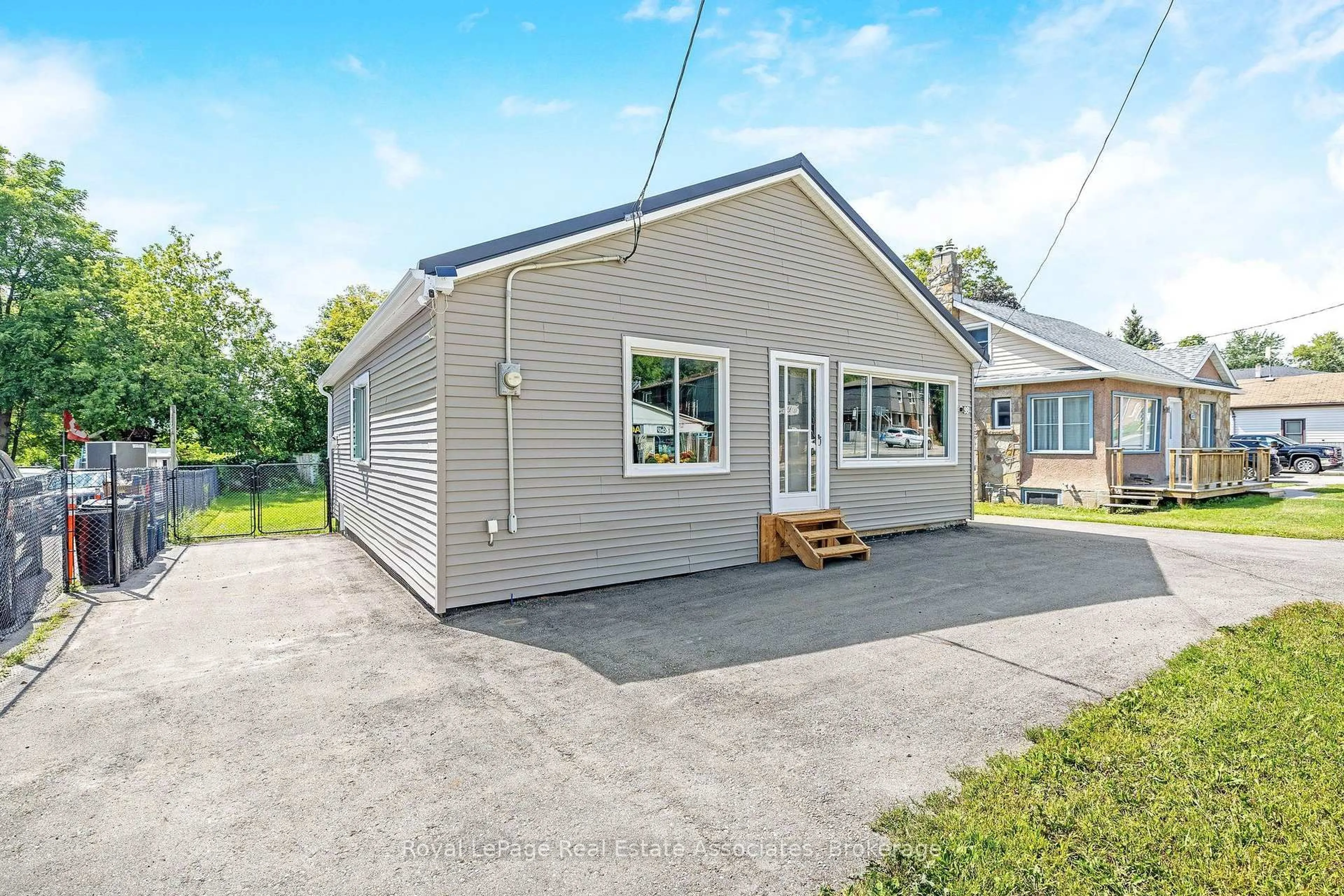 Home with vinyl exterior material, street for 98 Main St, Halton Hills Ontario L7J 1W2
