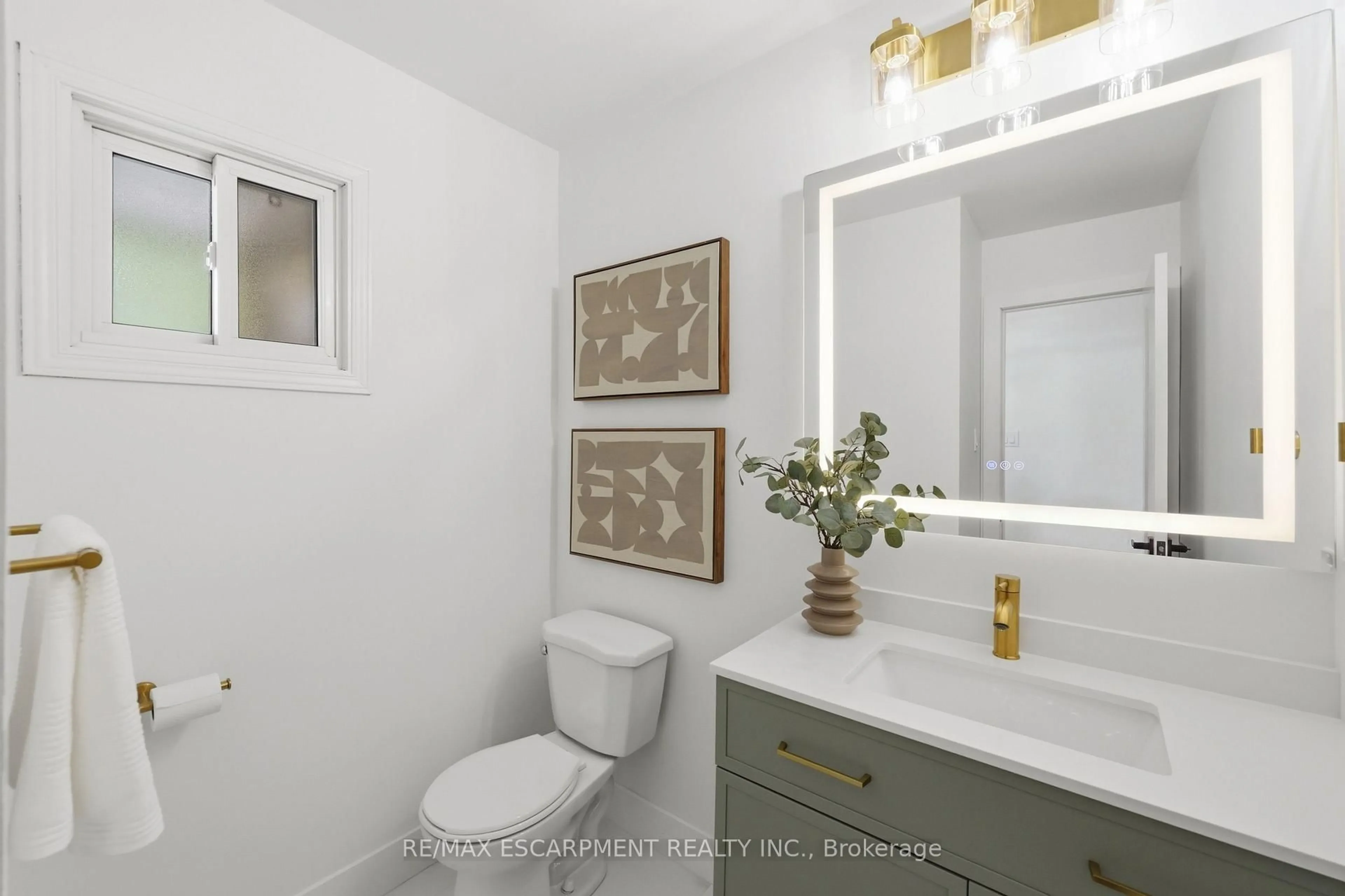 Standard bathroom, ceramic/tile floor for 5095 Pinedale Ave #106, Burlington Ontario L7L 5K3