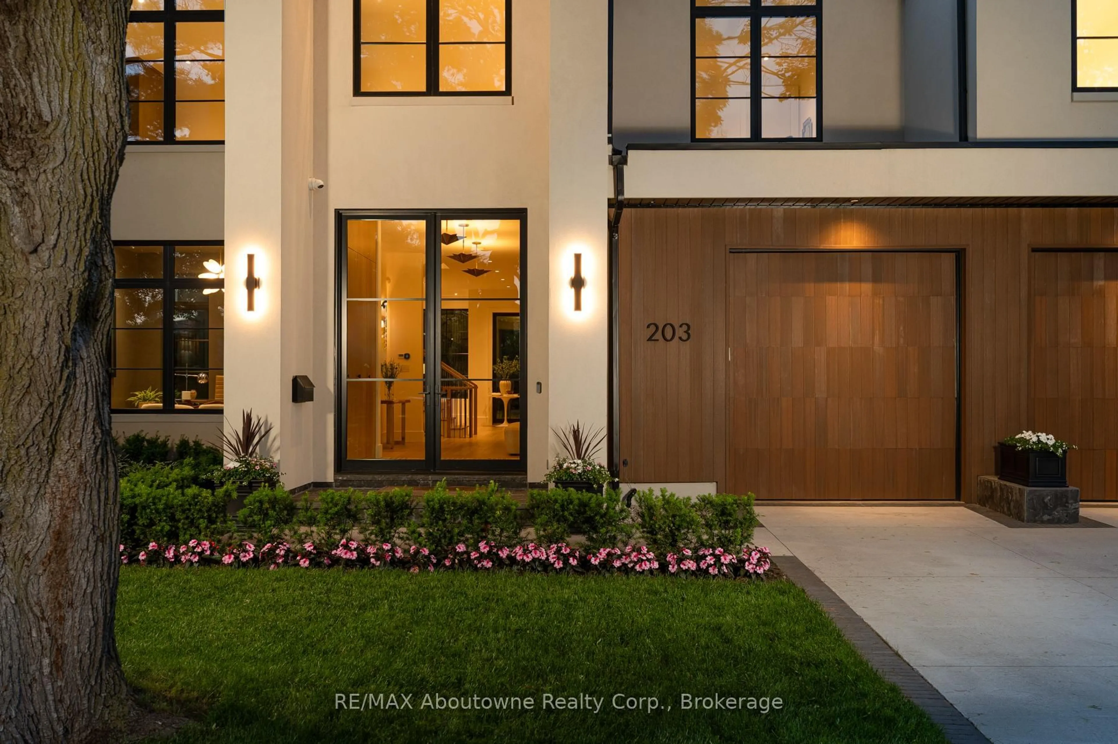 Indoor entryway for 203 Weybourne Rd, Oakville Ontario L6K 2T7