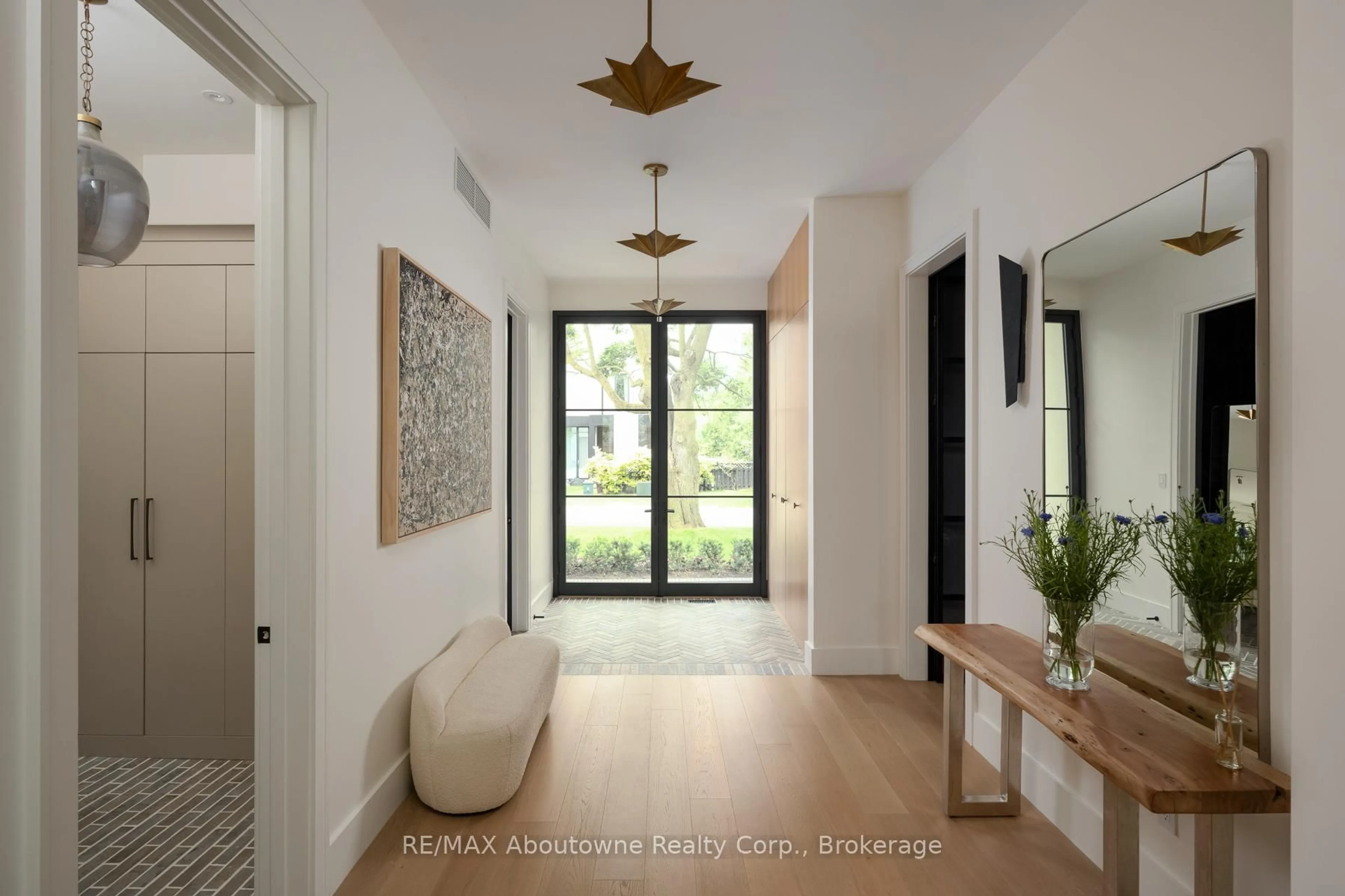 Indoor entryway for 203 Weybourne Rd, Oakville Ontario L6K 2T7