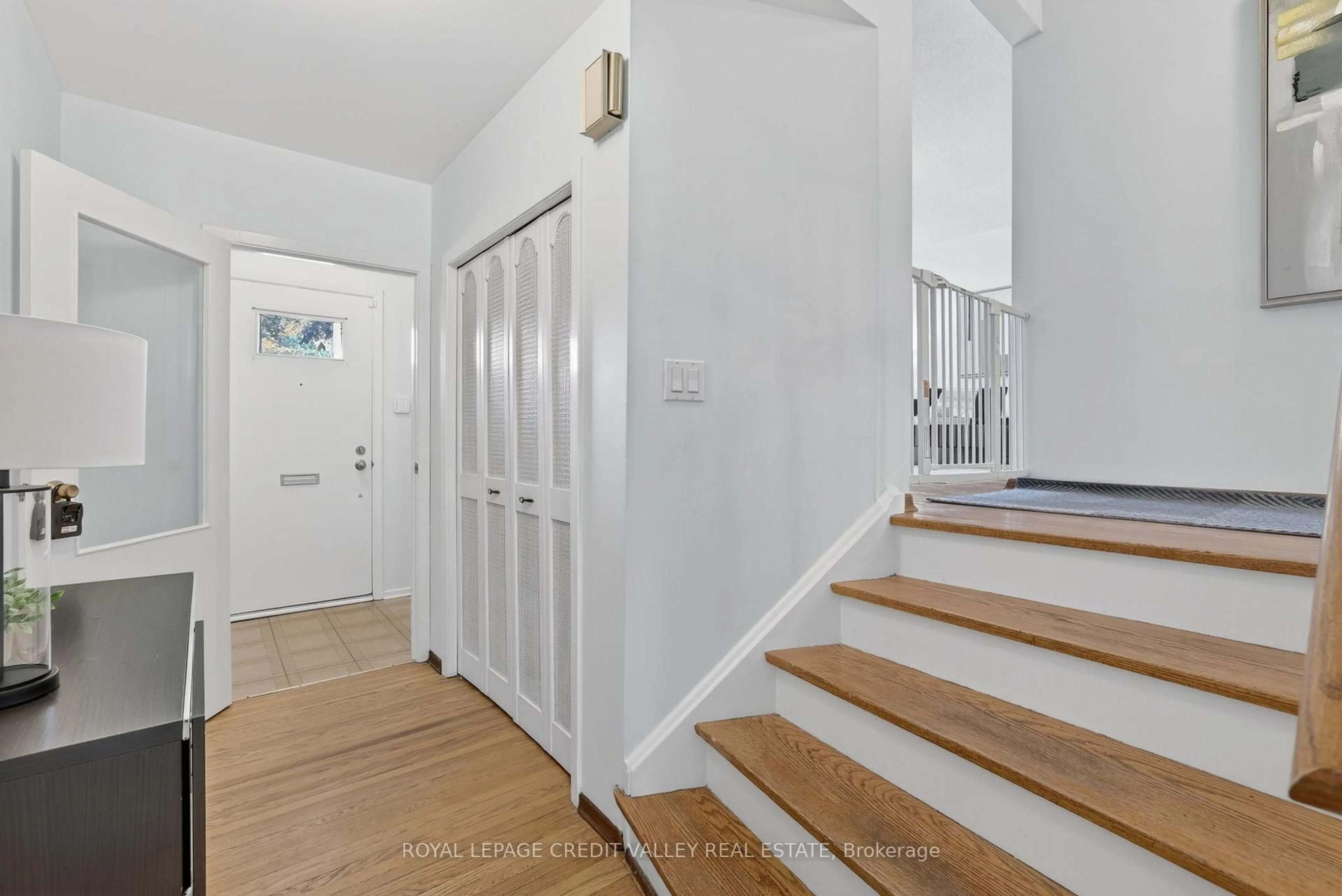Indoor foyer for 32 Farmington Dr, Brampton Ontario L6W 2V2