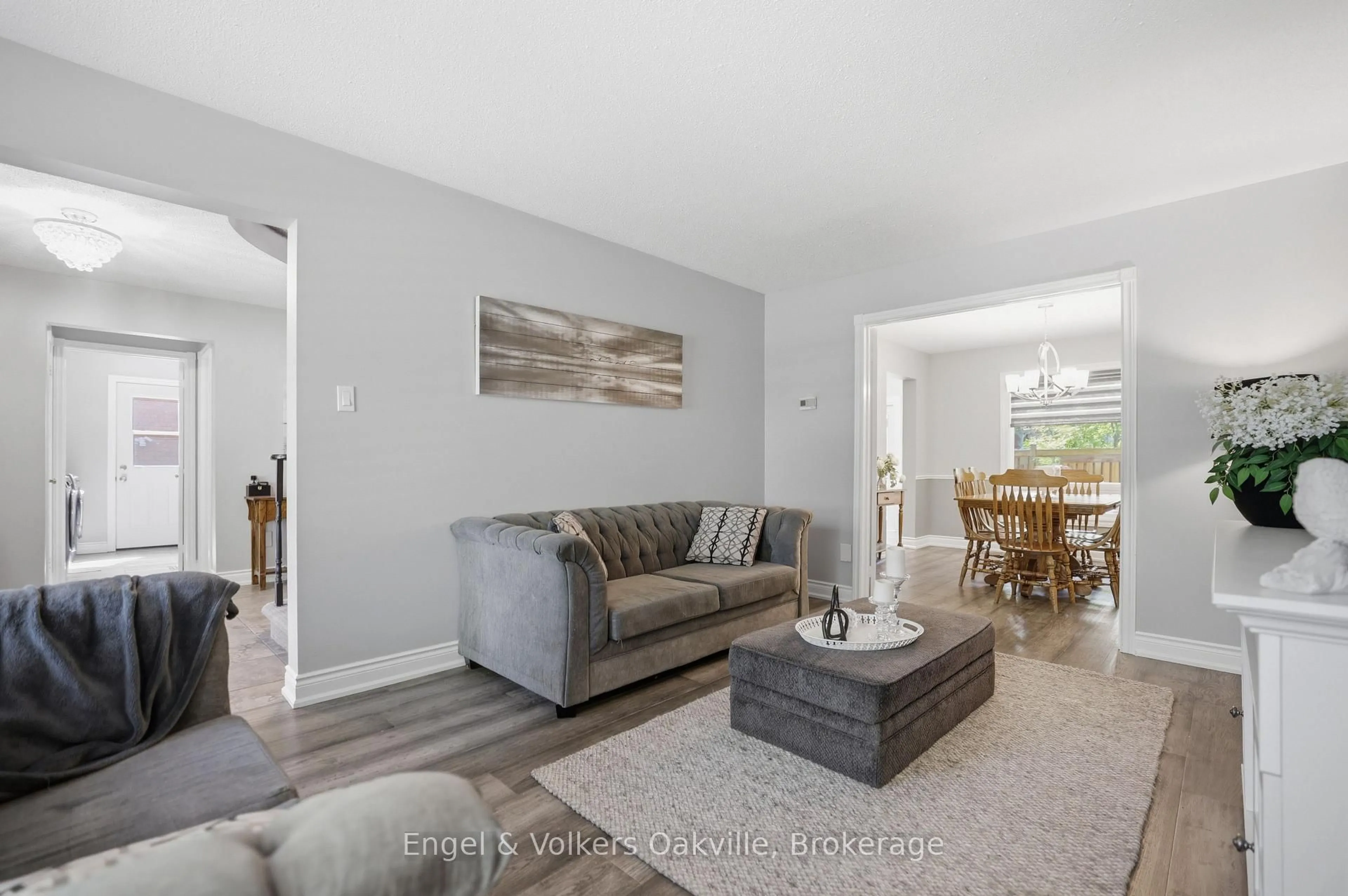 Living room with furniture, unknown for 1245 Creekside Dr, Oakville Ontario L6H 4Y8