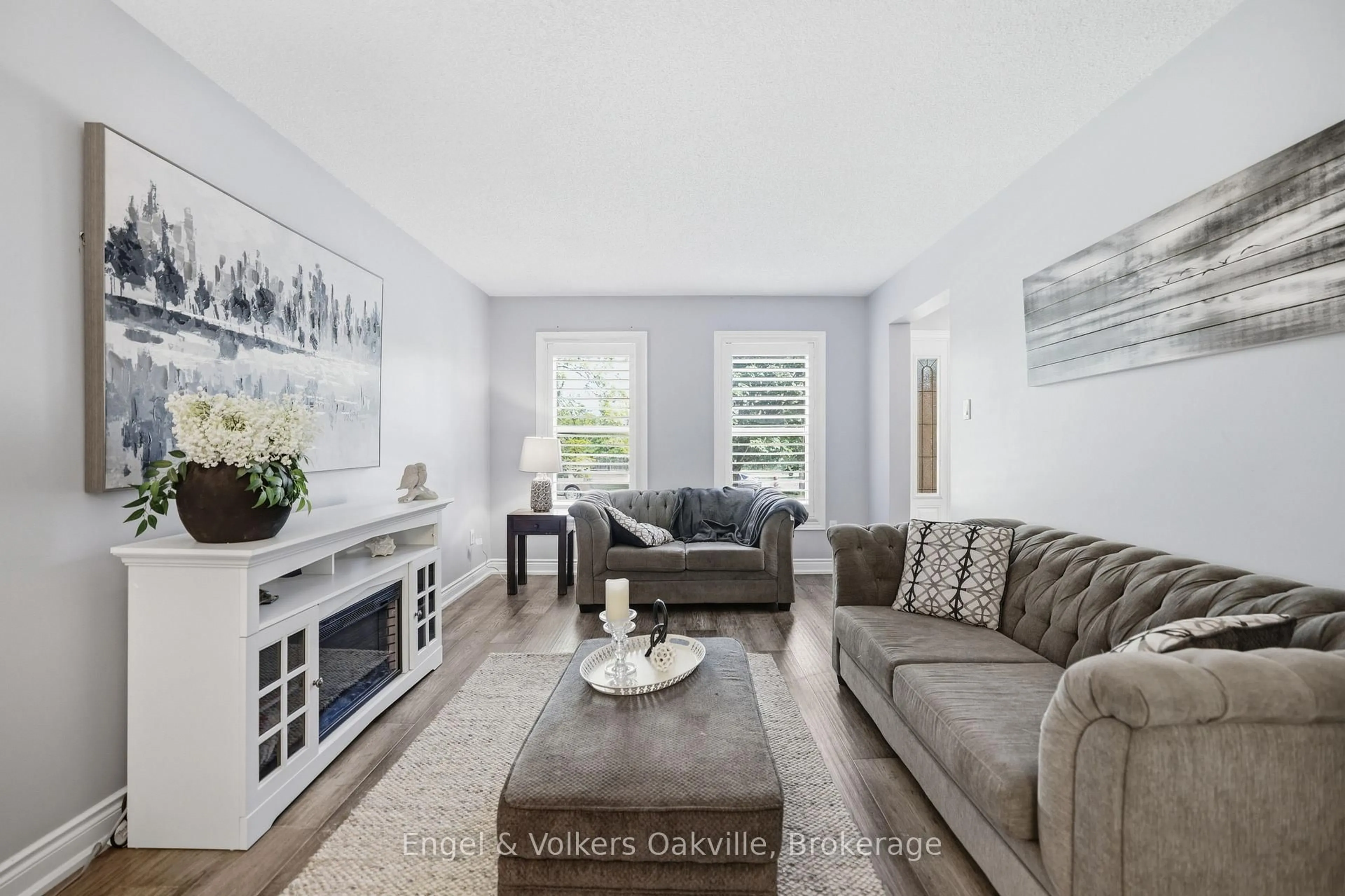 Living room with furniture, unknown for 1245 Creekside Dr, Oakville Ontario L6H 4Y8