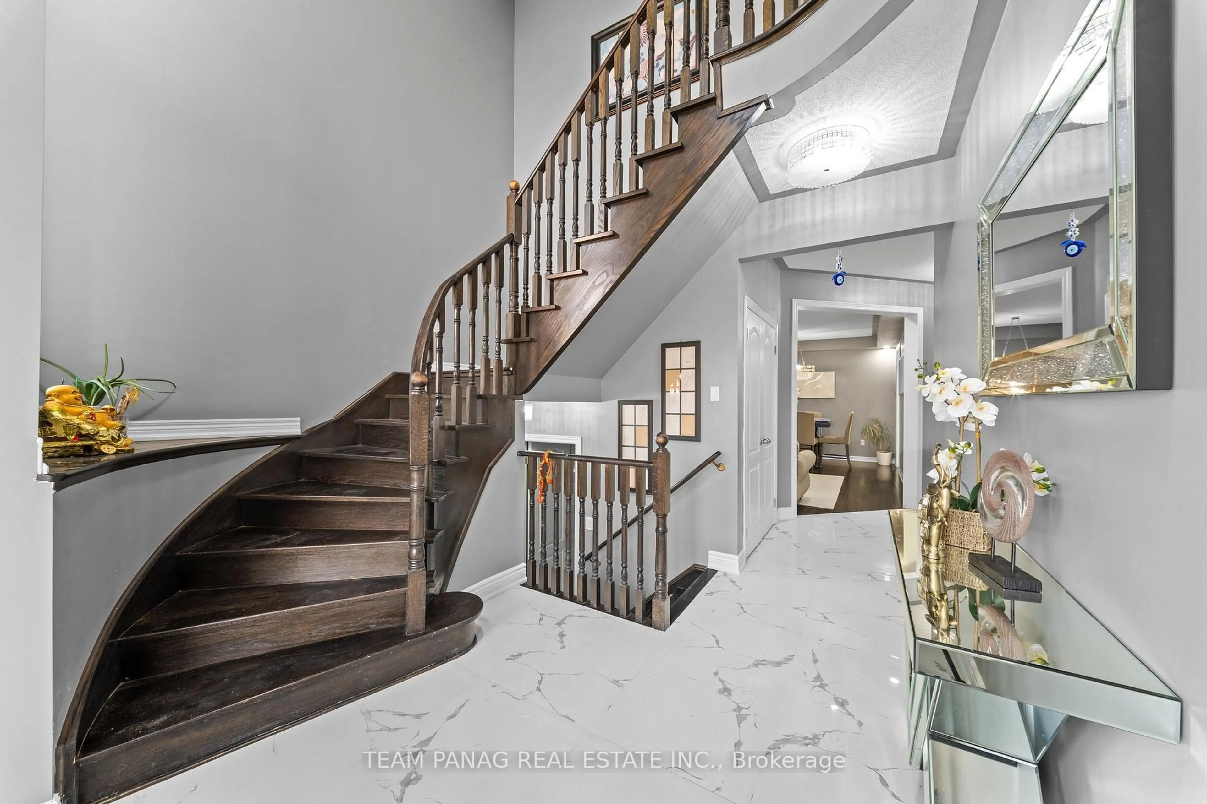 Indoor foyer for 91 Campwood Cres, Brampton Ontario L6P 3S9