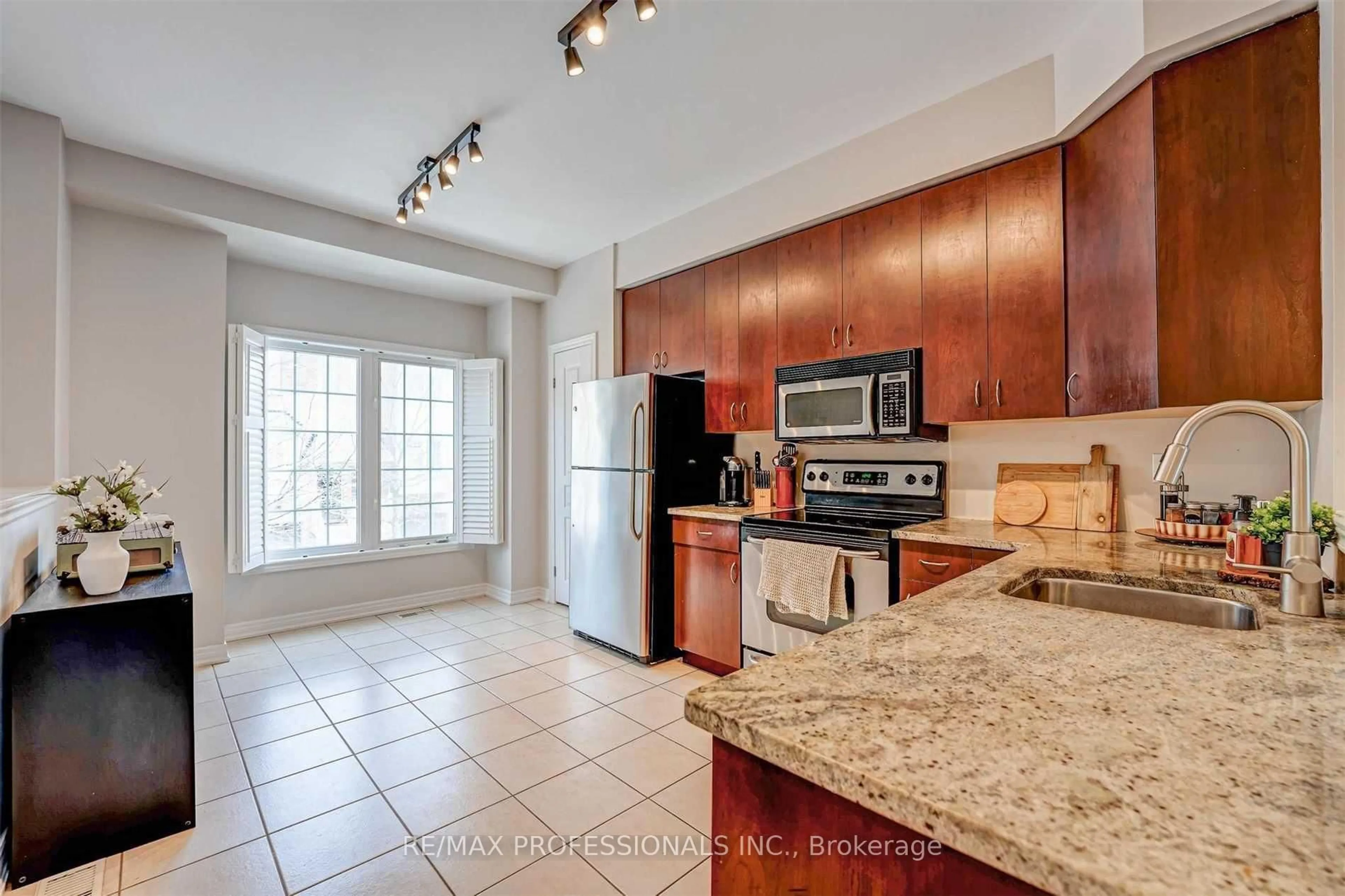 Open concept kitchen, ceramic/tile floor for 676 Rowley Common, Burlington Ontario L7L 0A5