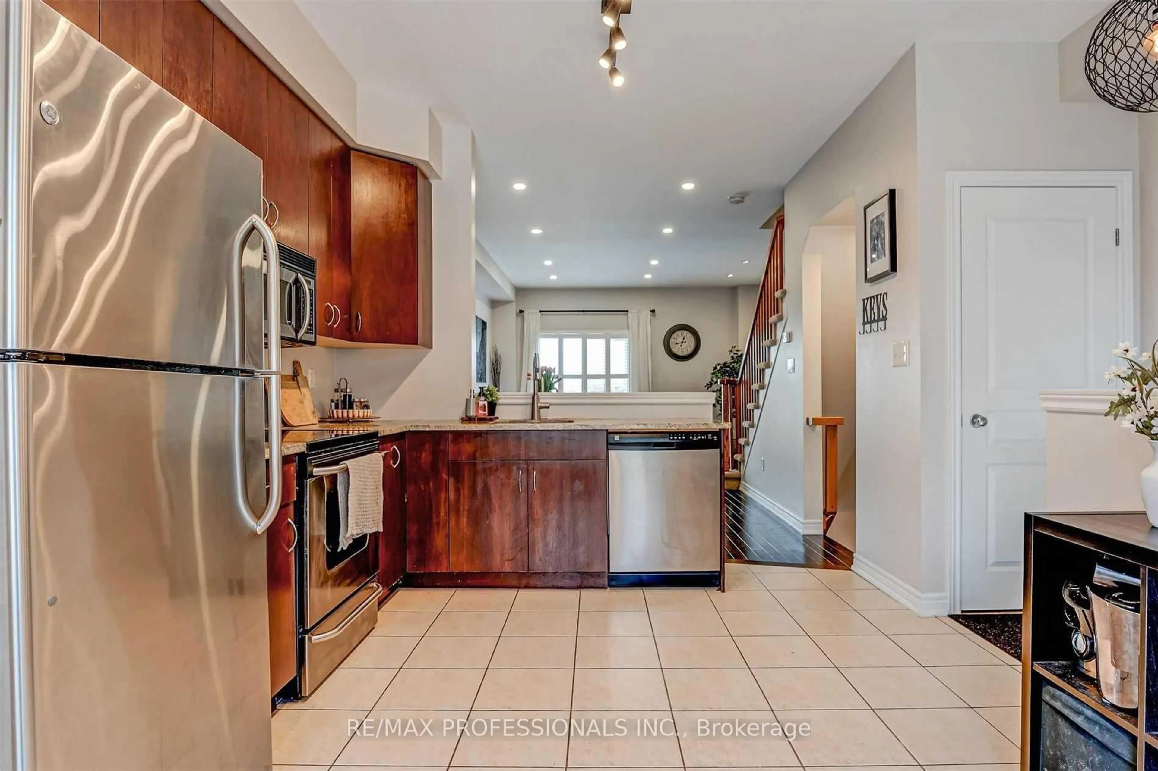 Open concept kitchen, ceramic/tile floor for 676 Rowley Common, Burlington Ontario L7L 0A5