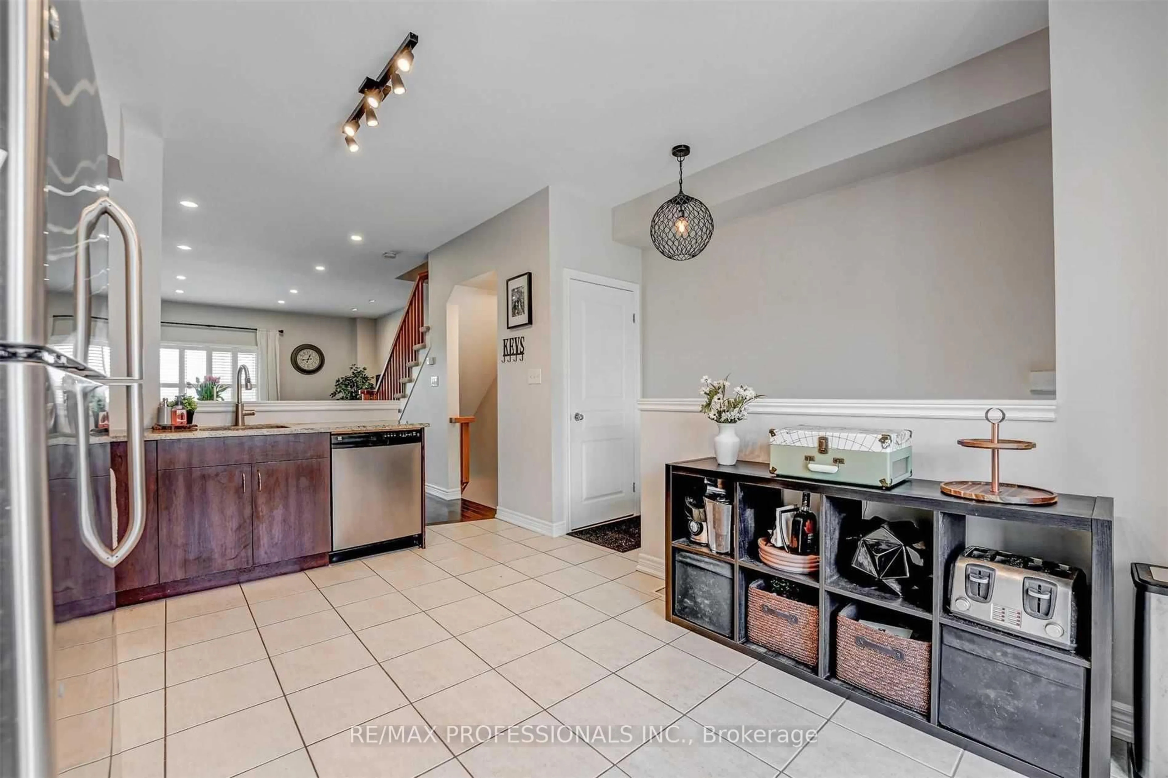 Open concept kitchen, ceramic/tile floor for 676 Rowley Common, Burlington Ontario L7L 0A5