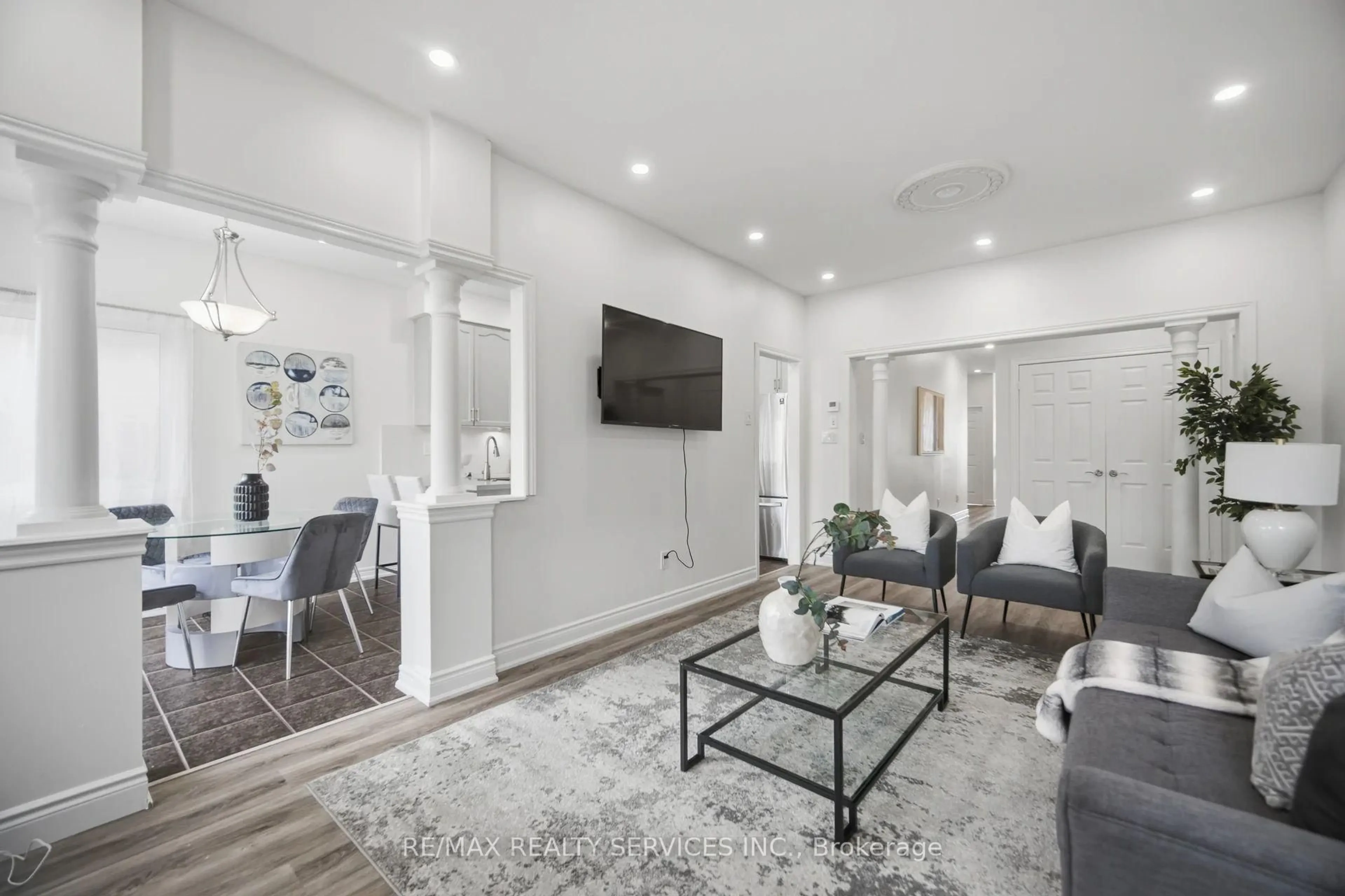 Living room with furniture, unknown for 40 Balin Cres, Brampton Ontario L6X 0V5
