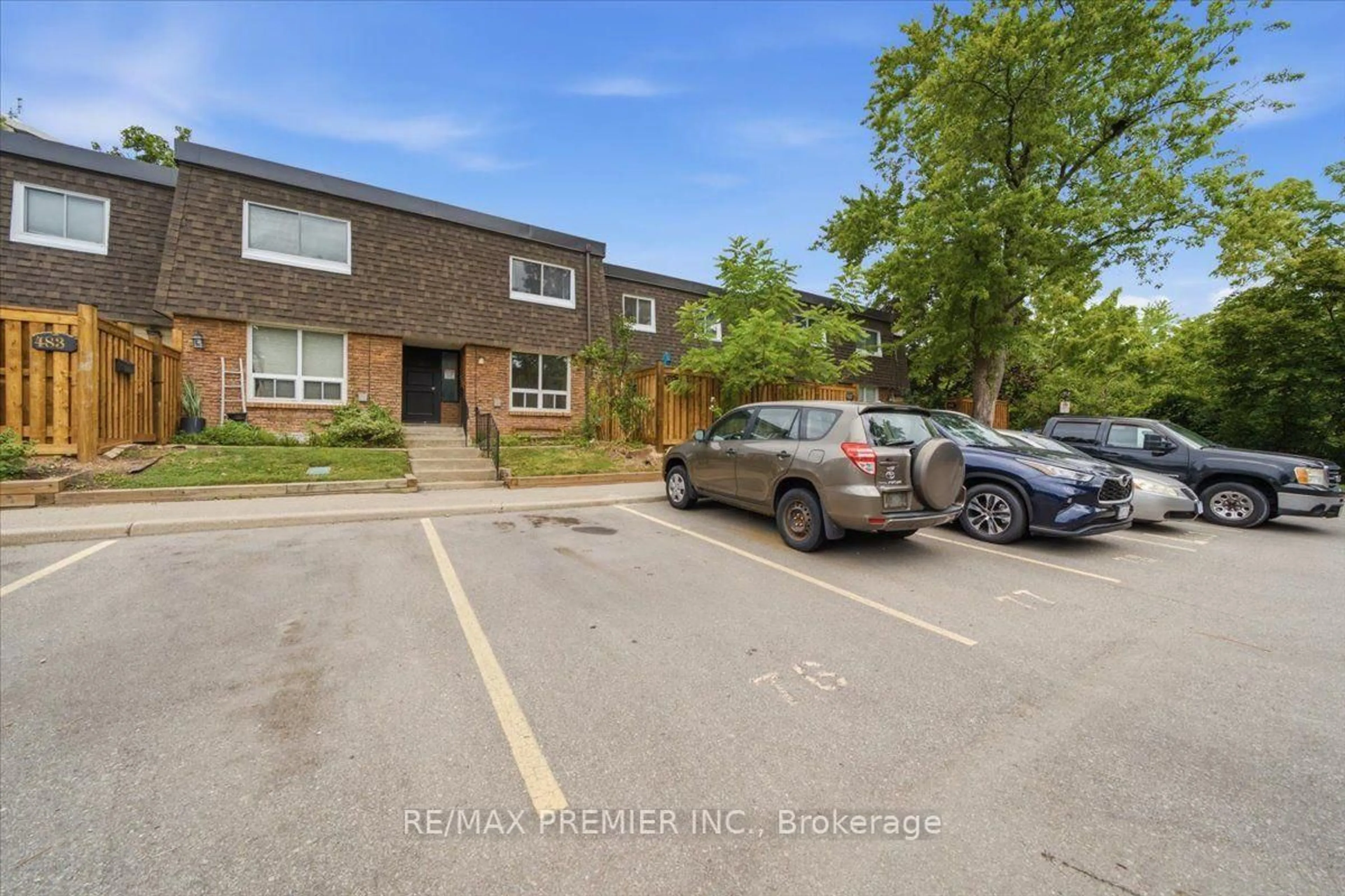 A pic from outside/outdoor area/front of a property/back of a property/a pic from drone, street for 485 Timber Lane, Burlington Ontario L7L 4B1