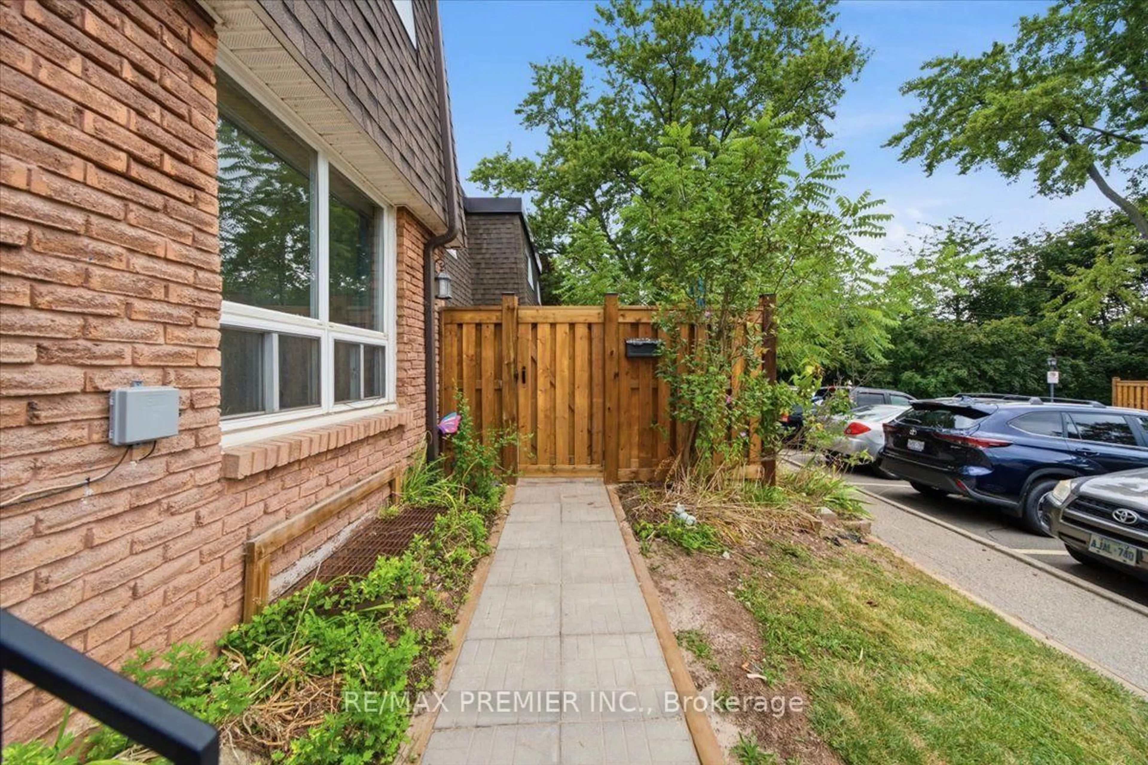 Home with brick exterior material, street for 485 Timber Lane, Burlington Ontario L7L 4B1
