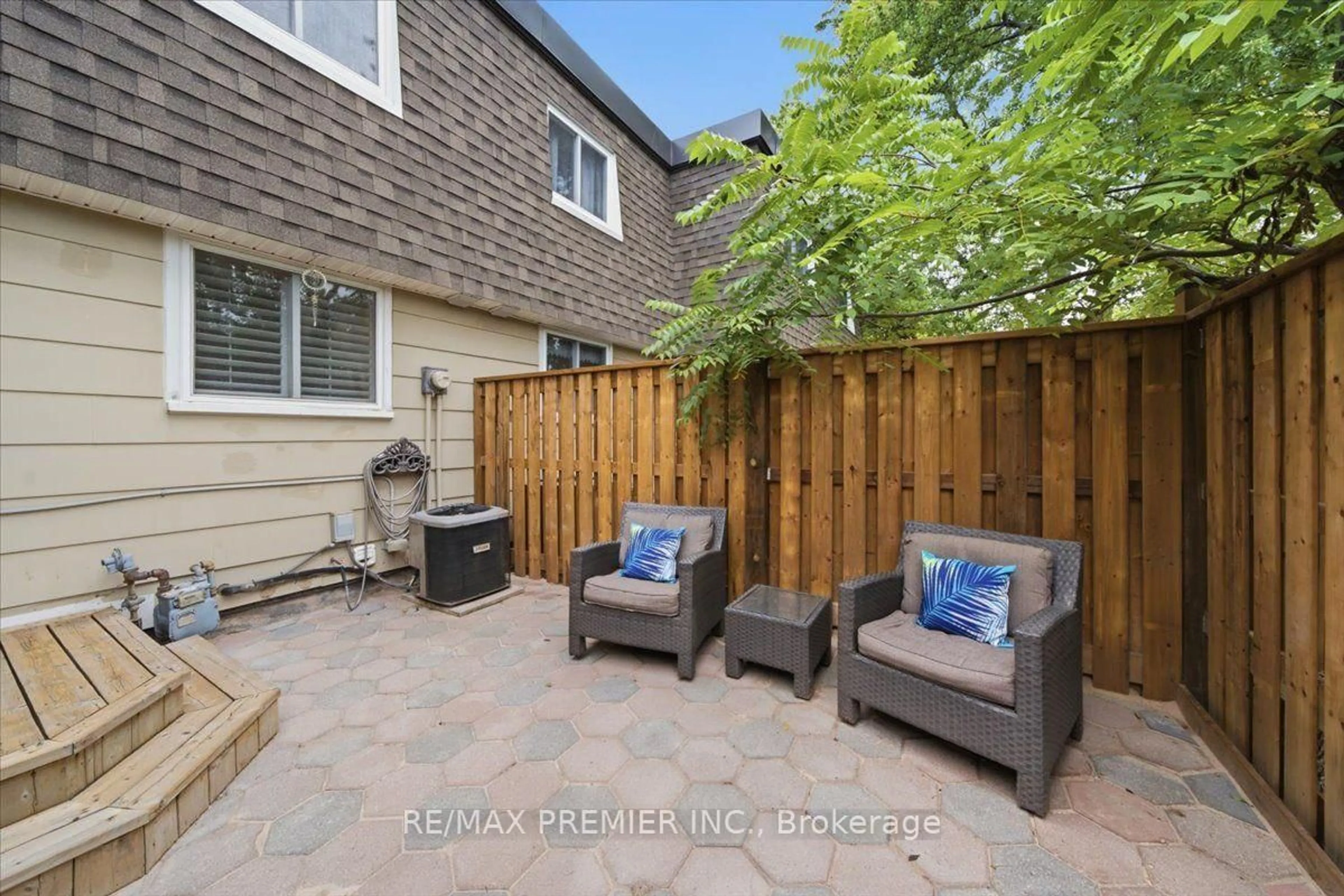 Patio, street for 485 Timber Lane, Burlington Ontario L7L 4B1