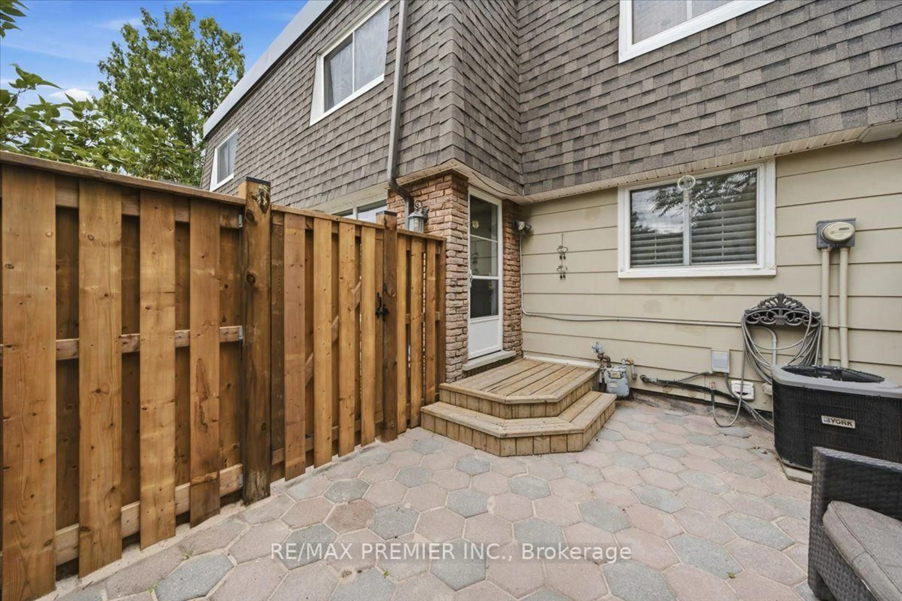Patio, street for 485 Timber Lane, Burlington Ontario L7L 4B1