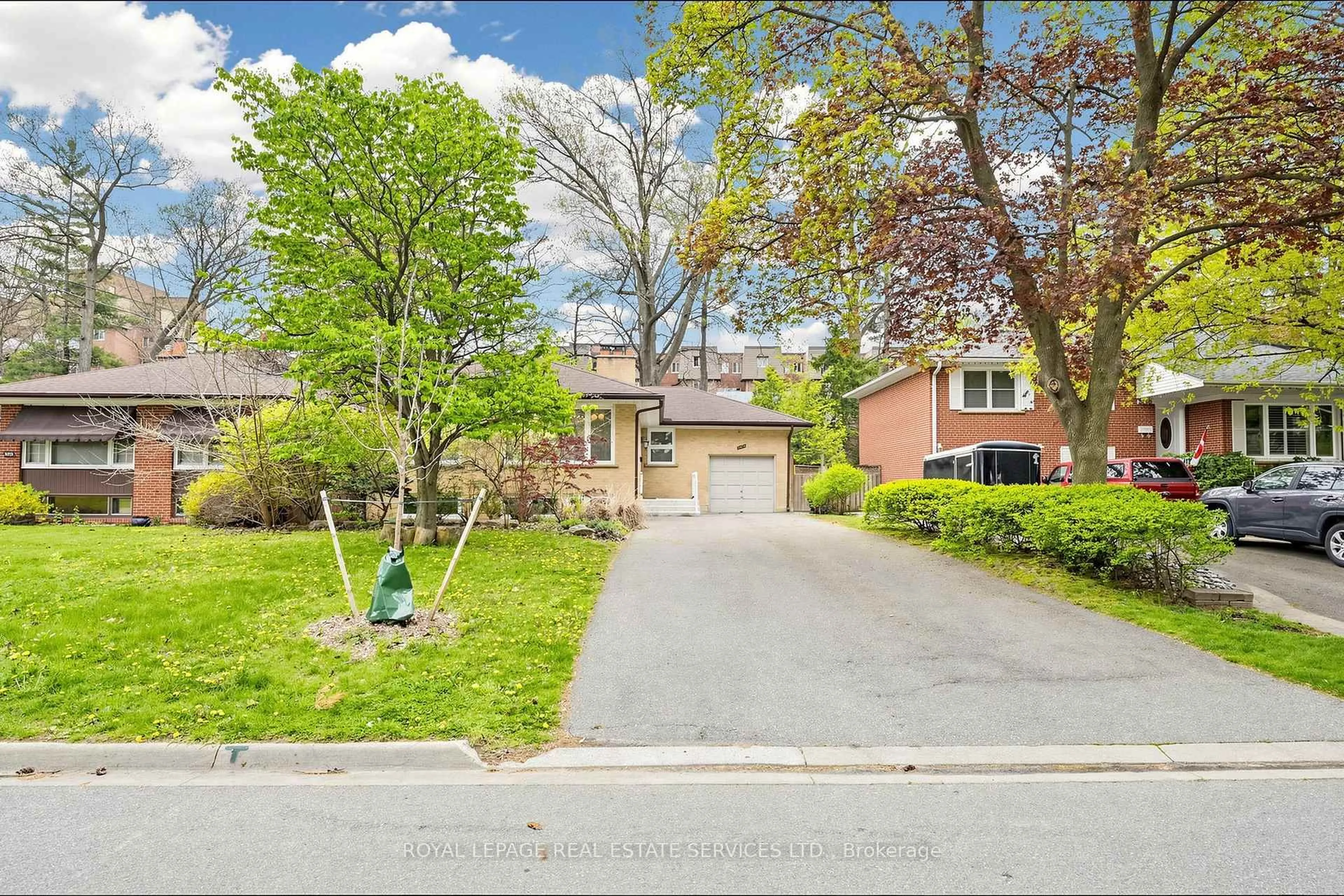 A pic from outside/outdoor area/front of a property/back of a property/a pic from drone, street for 3009 O'Hagan Dr, Mississauga Ontario L5C 2C4