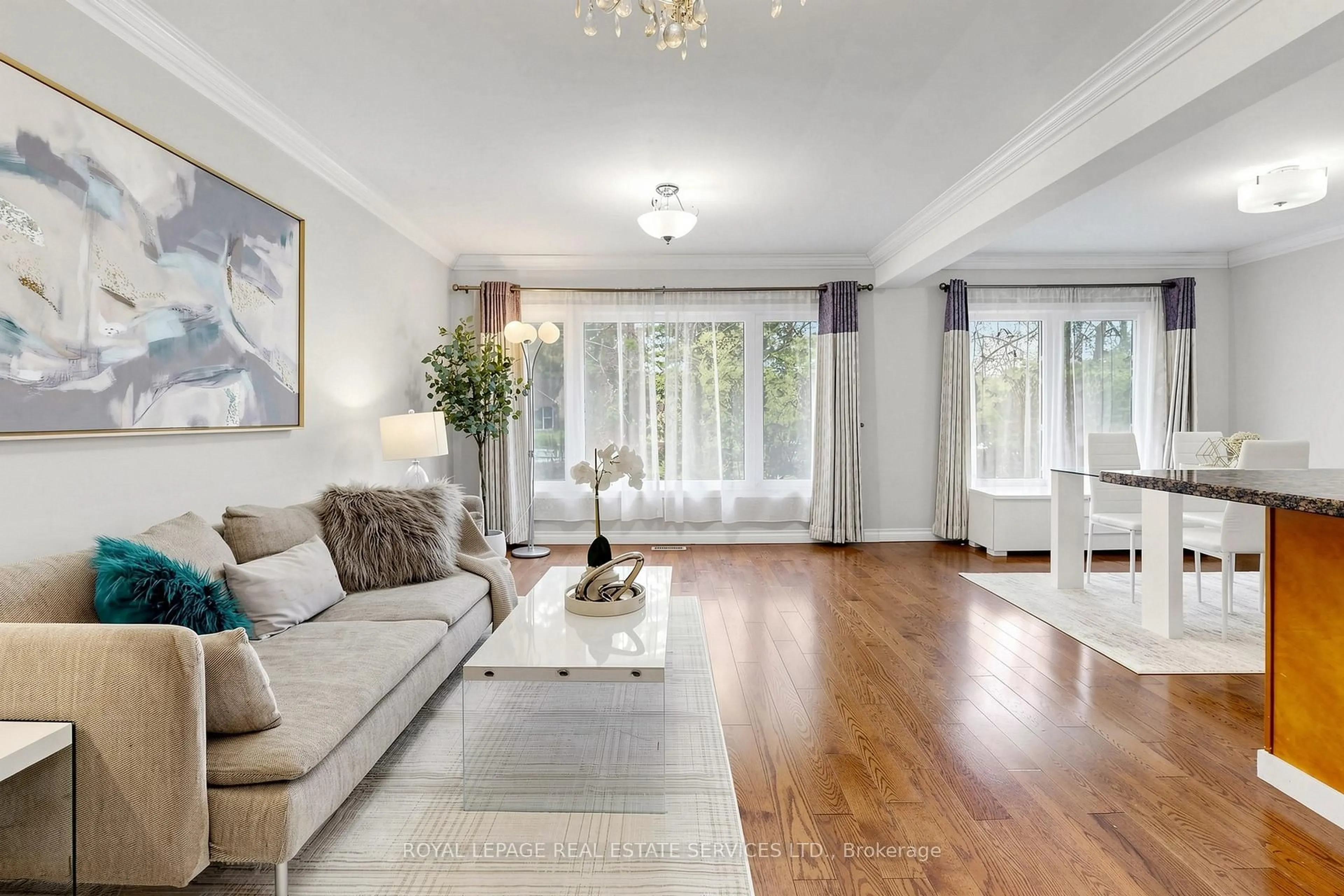Living room with furniture, wood/laminate floor for 3009 O'Hagan Dr, Mississauga Ontario L5C 2C4