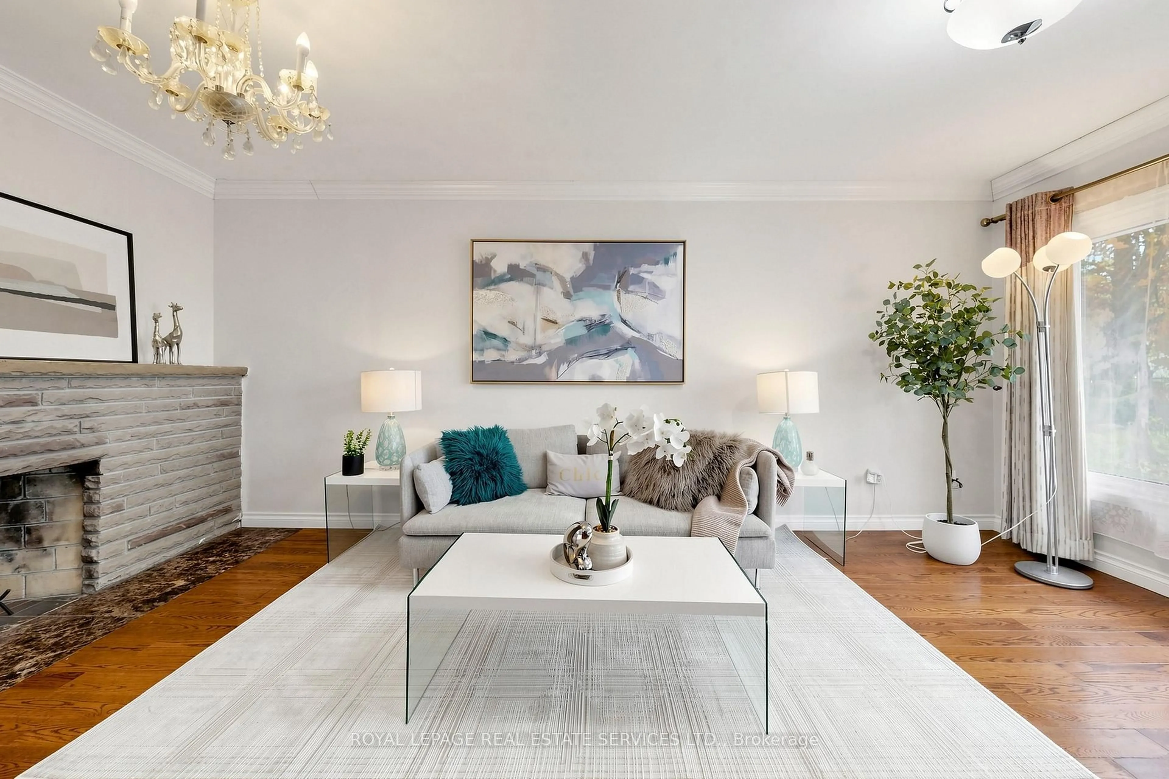 Living room with furniture, wood/laminate floor for 3009 O'Hagan Dr, Mississauga Ontario L5C 2C4