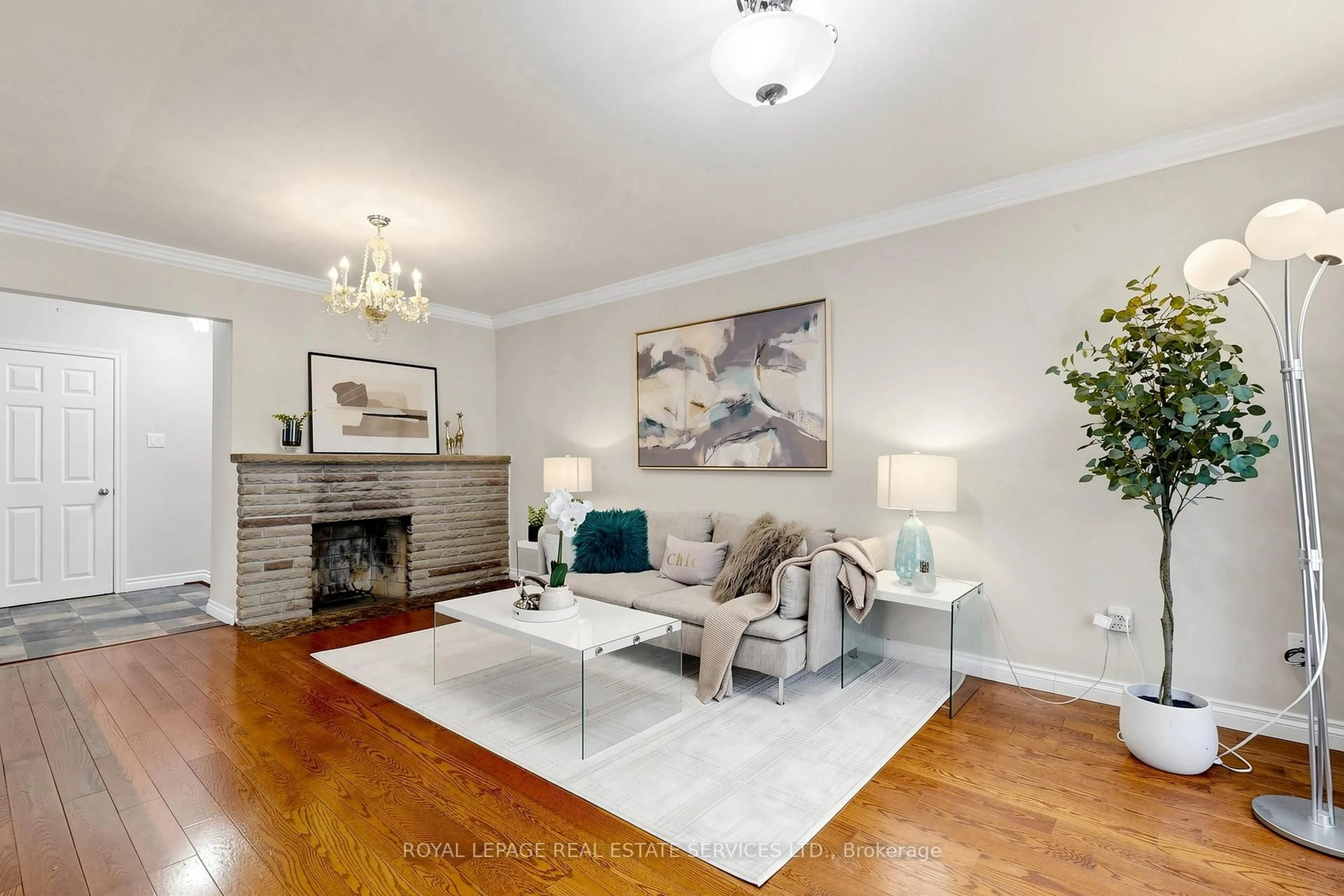 Living room with furniture, wood/laminate floor for 3009 O'Hagan Dr, Mississauga Ontario L5C 2C4