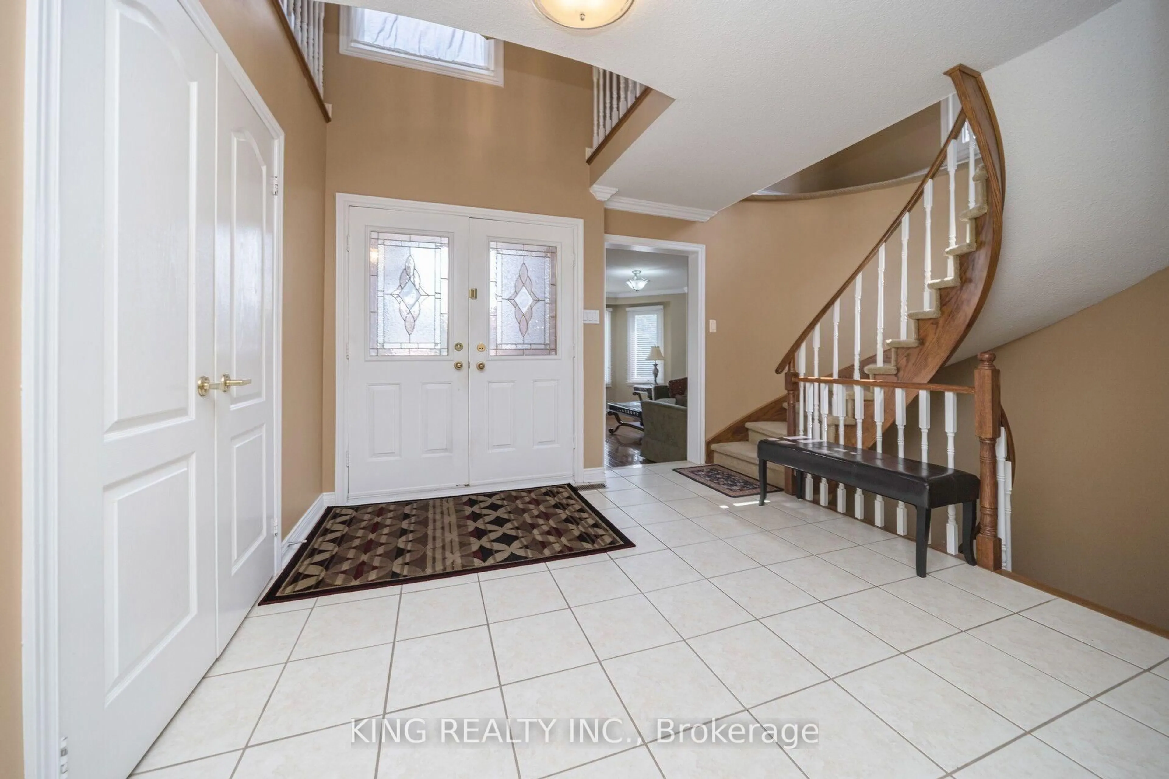Indoor foyer for 52 Leeward Dr, Brampton Ontario L6S 5V8