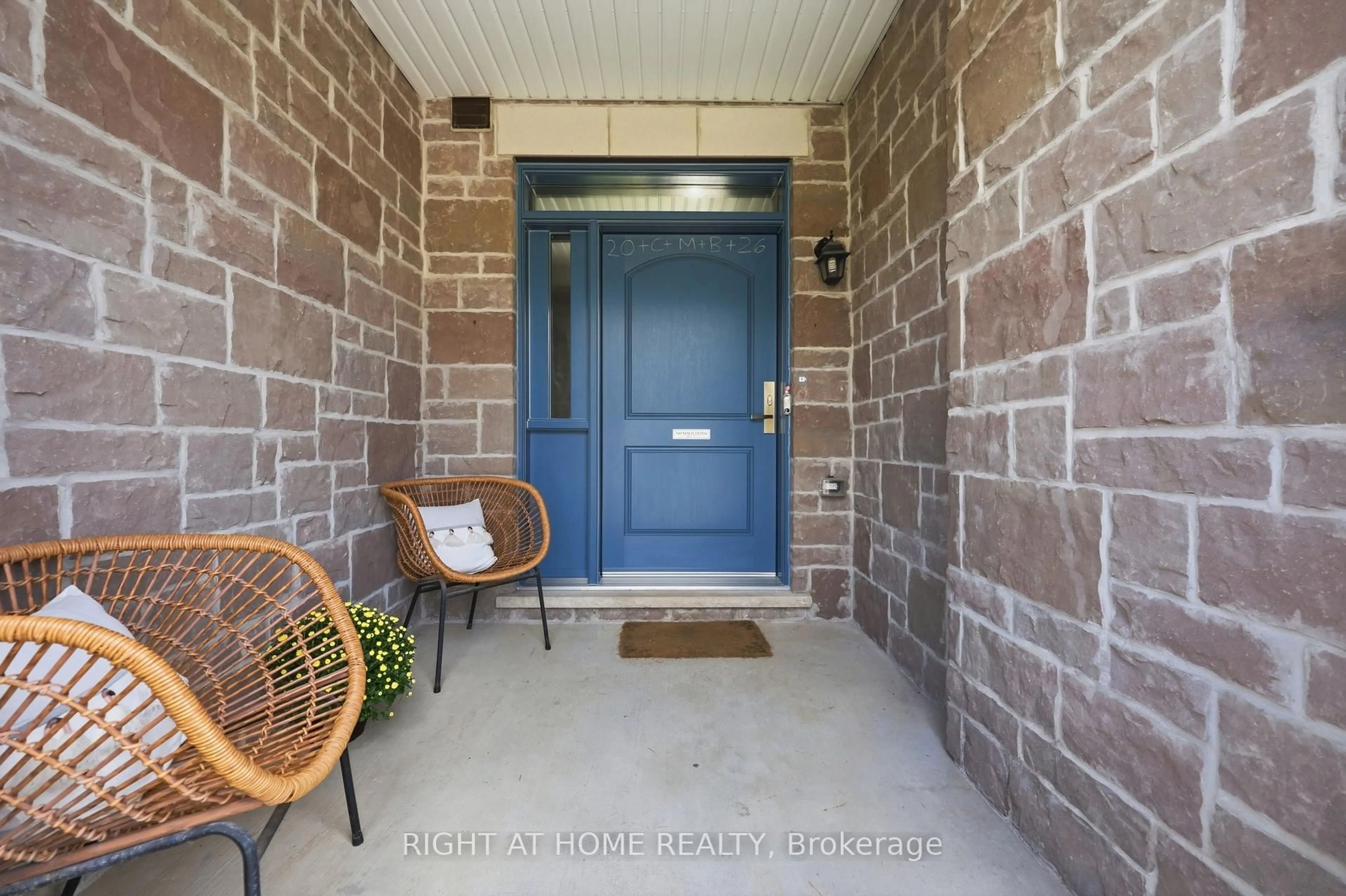 Indoor entryway for 52 Upper Canada Crt, Halton Hills Ontario L7G 0L1