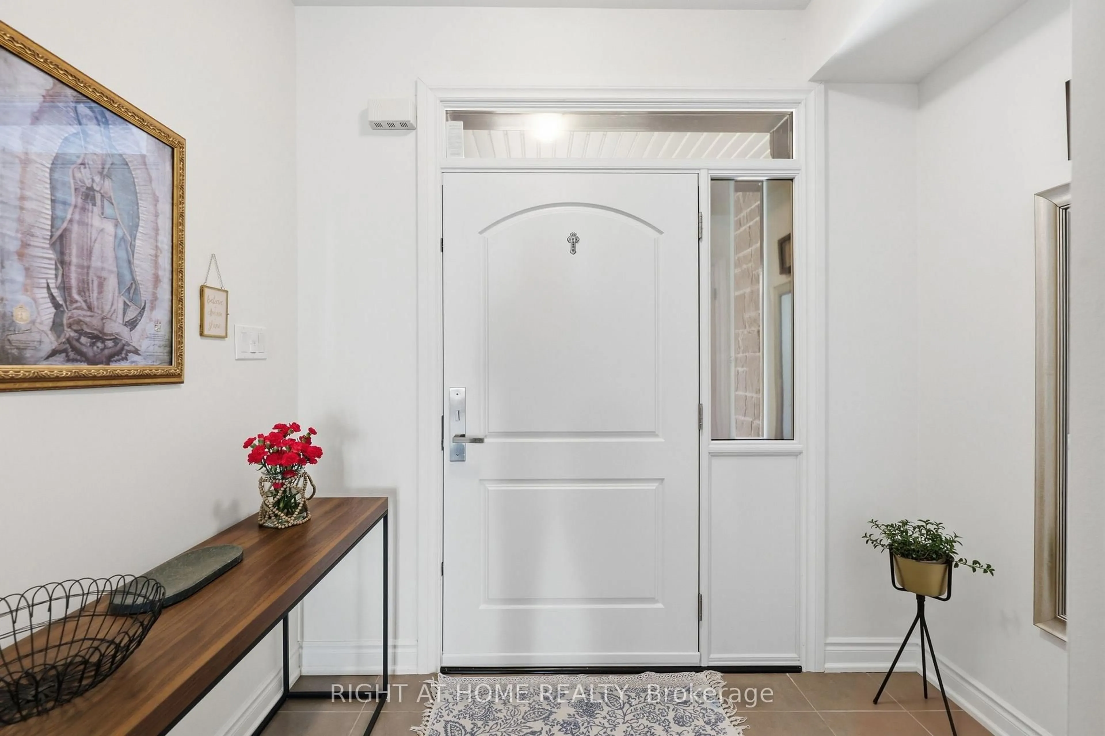 Indoor entryway for 52 Upper Canada Crt, Halton Hills Ontario L7G 0L1