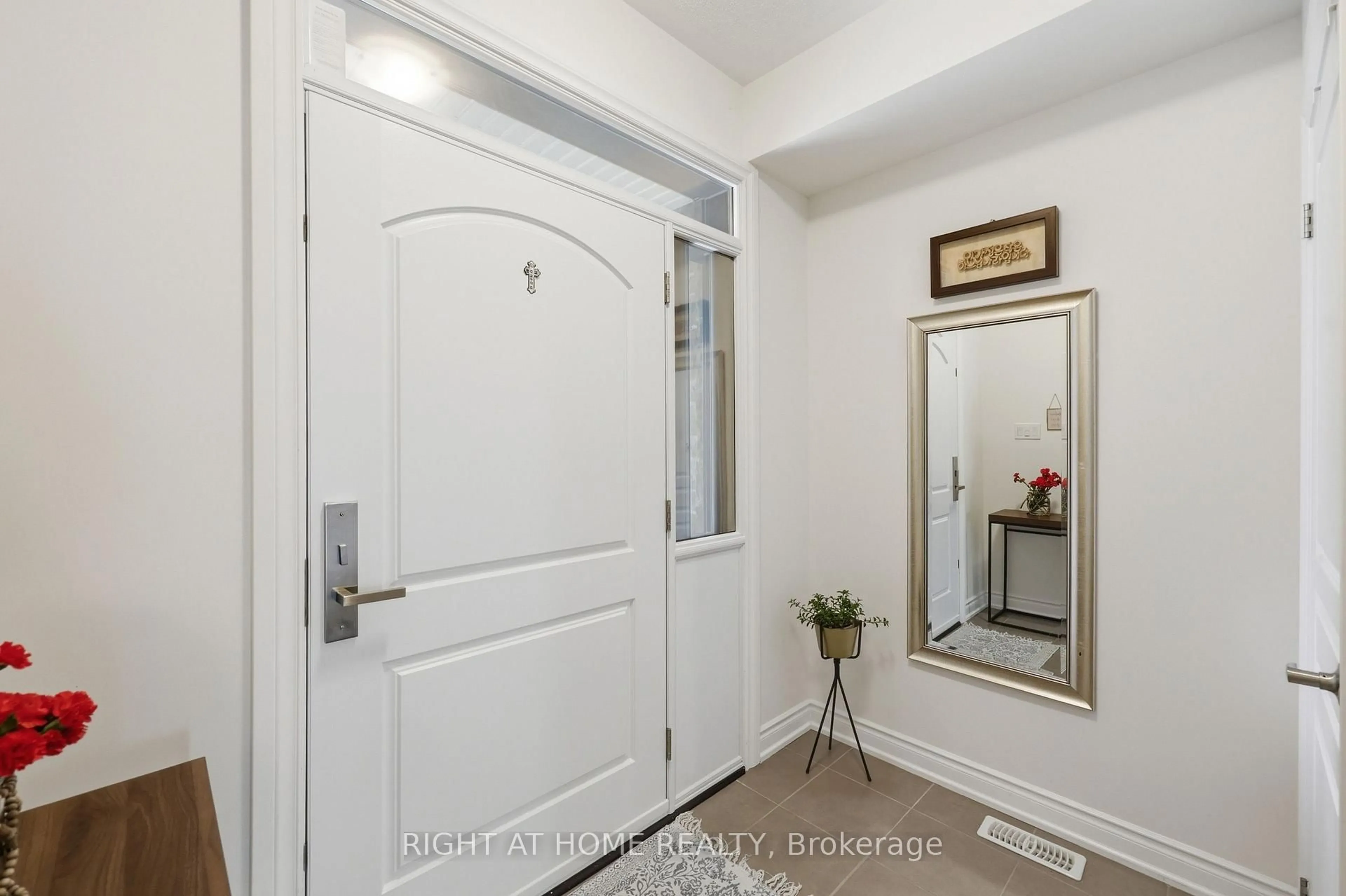 Indoor entryway for 52 Upper Canada Crt, Halton Hills Ontario L7G 0L1