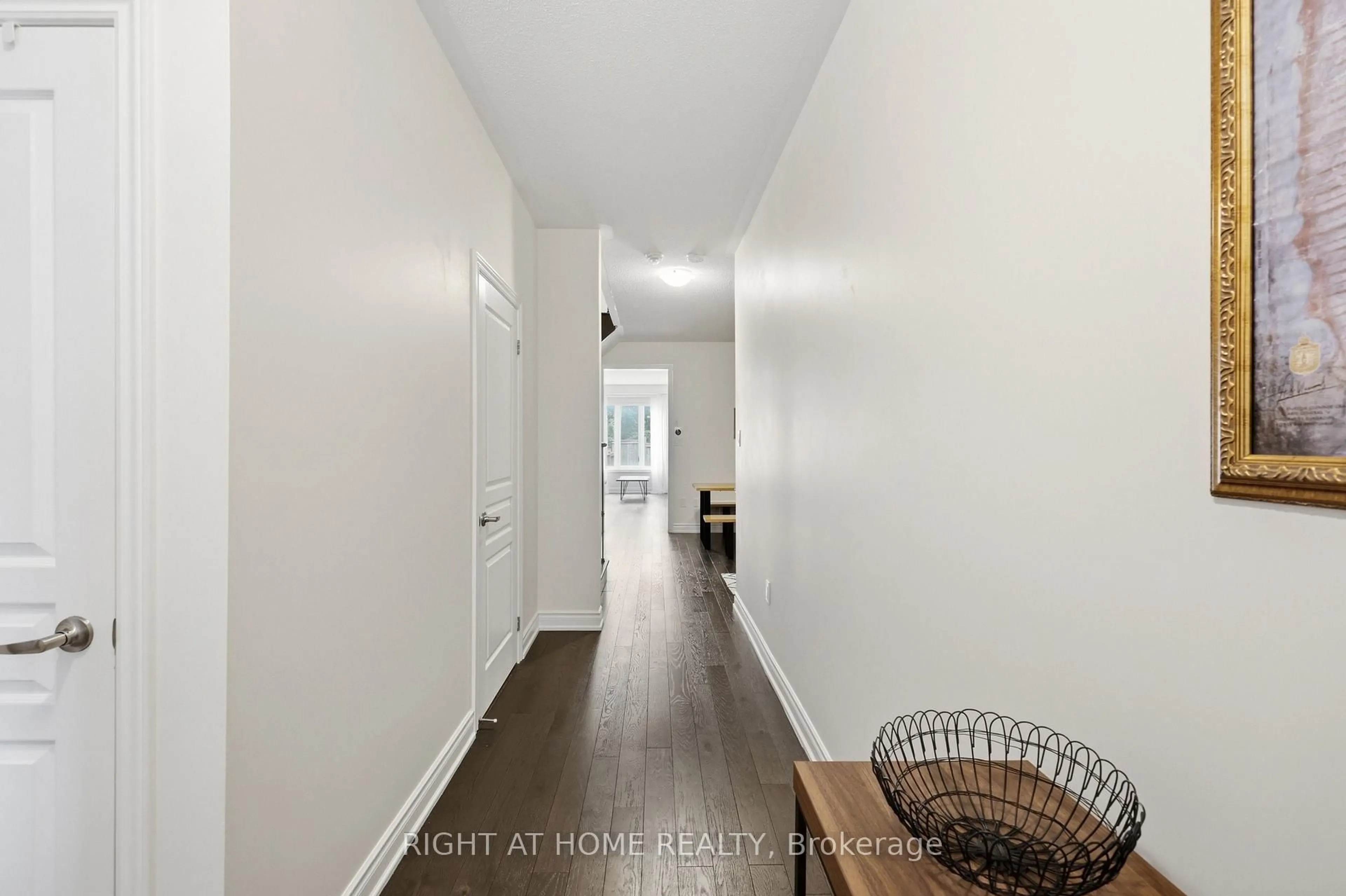 Indoor entryway for 52 Upper Canada Crt, Halton Hills Ontario L7G 0L1