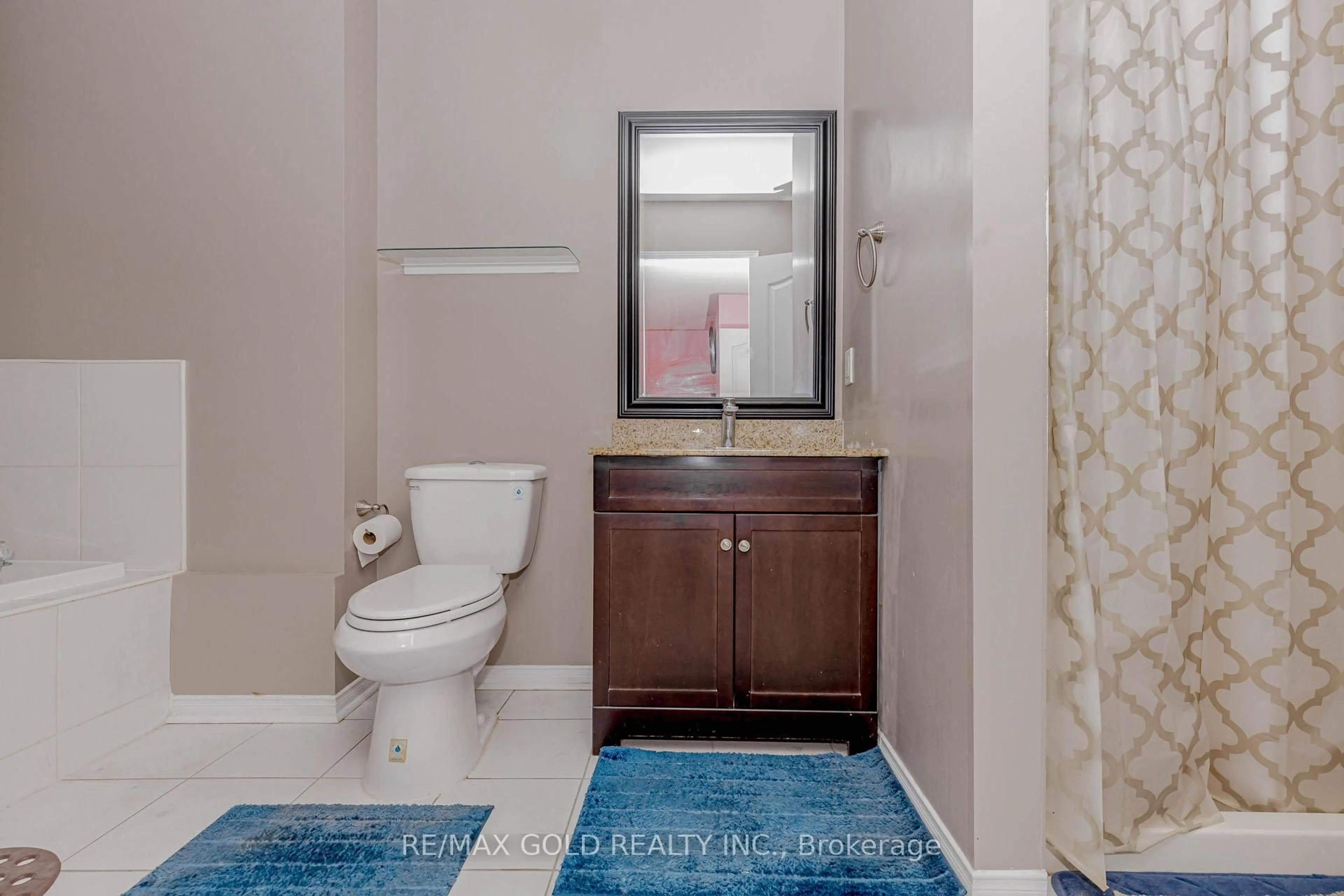 Standard bathroom, unknown for 153 Cordgrass Cres, Brampton Ontario L6R 2A1