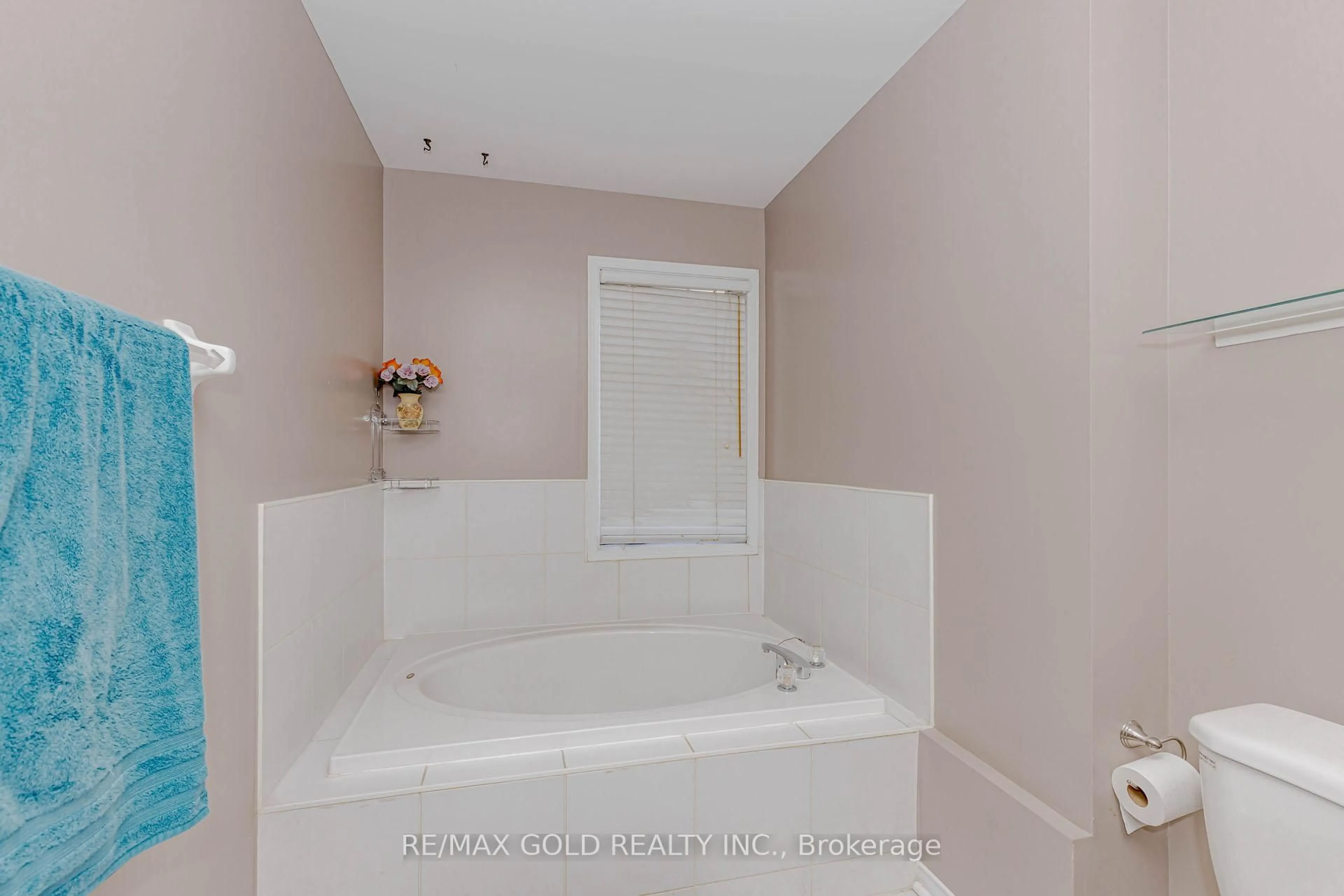 Standard bathroom, ceramic/tile floor for 153 Cordgrass Cres, Brampton Ontario L6R 2A1