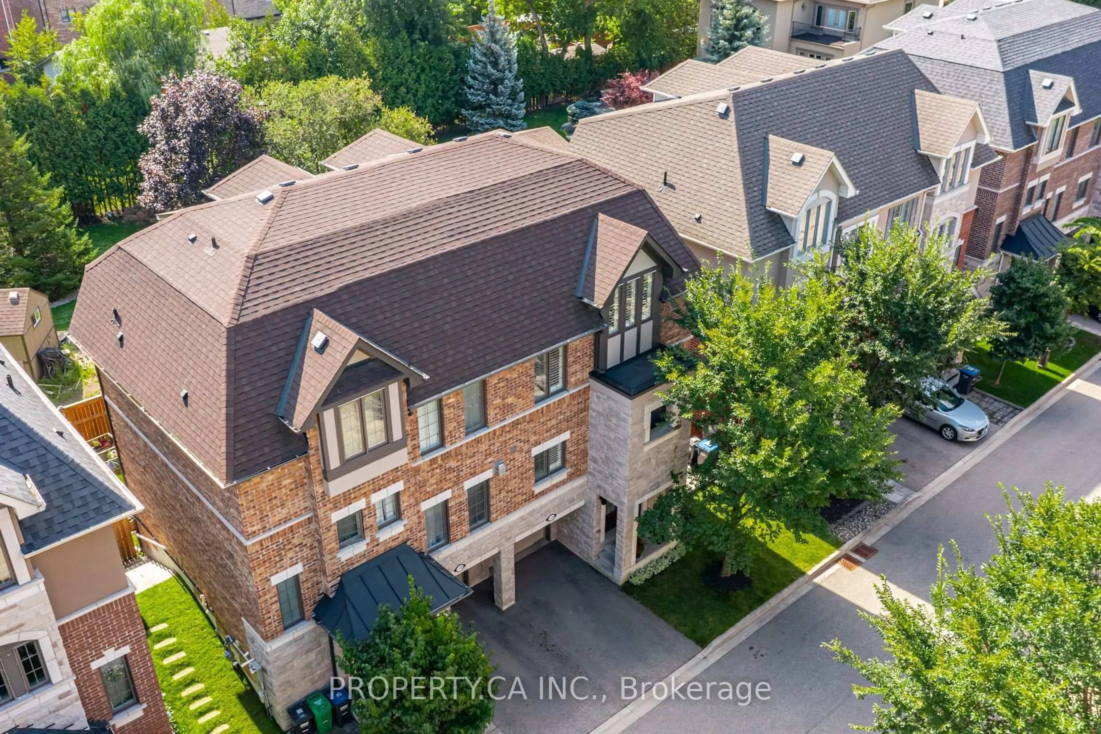 A pic from outside/outdoor area/front of a property/back of a property/a pic from drone, street for 1226 Azinger Lane, Mississauga Ontario L5E 0A7