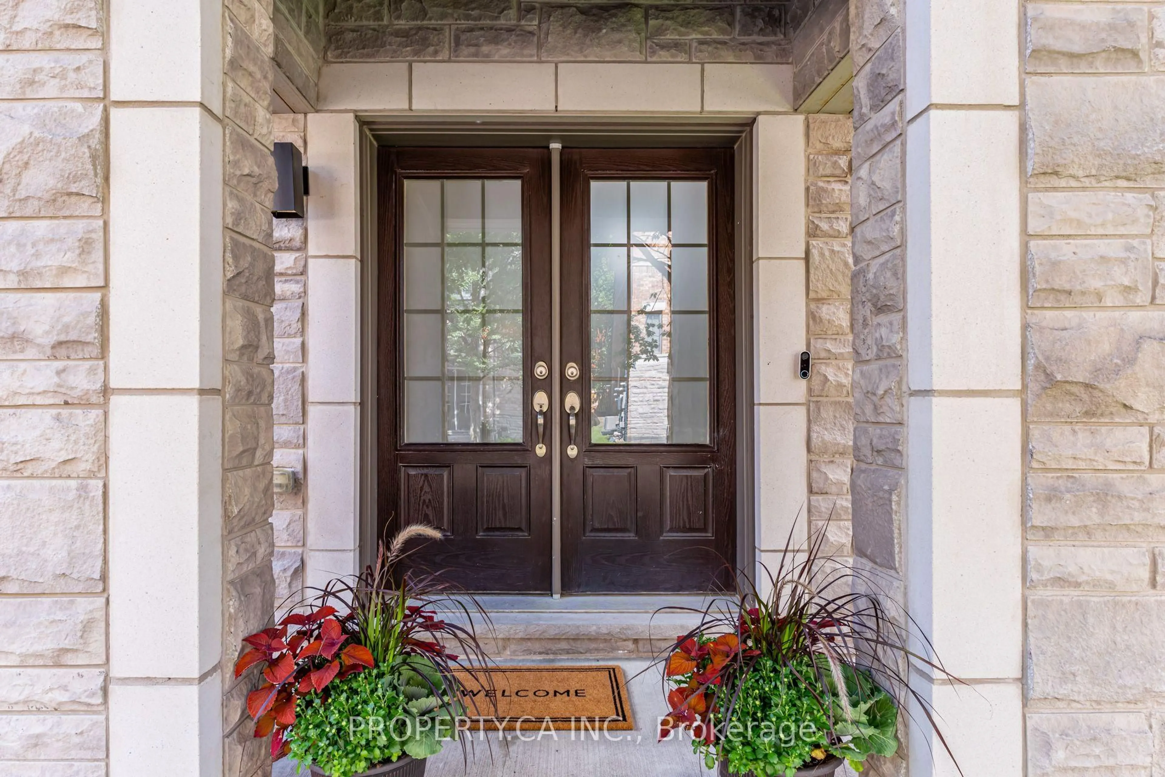 Indoor entryway for 1226 Azinger Lane, Mississauga Ontario L5E 0A7