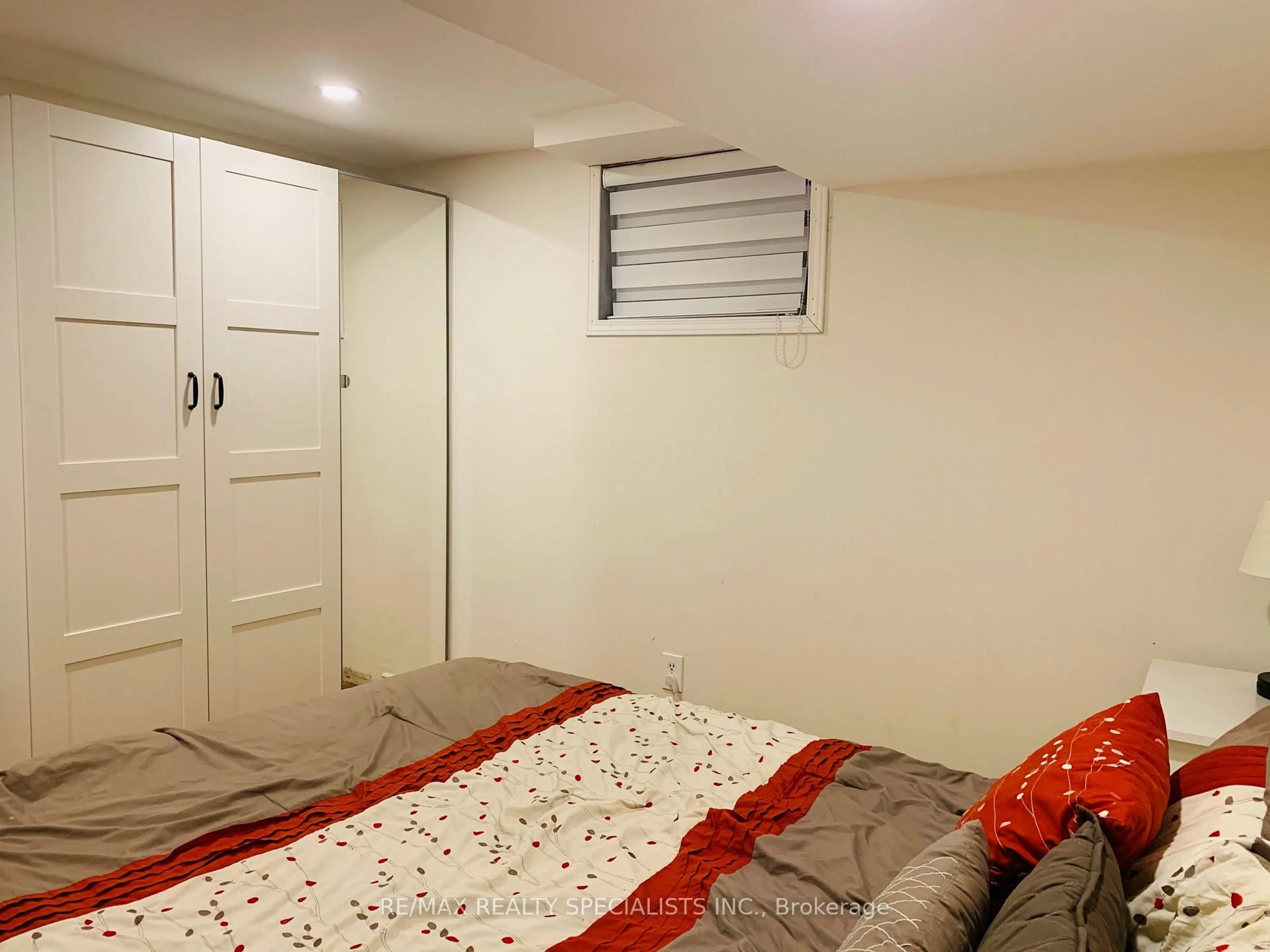 A pic of a room for 2849 Oslo Cres, Mississauga Ontario L5N 1Z8