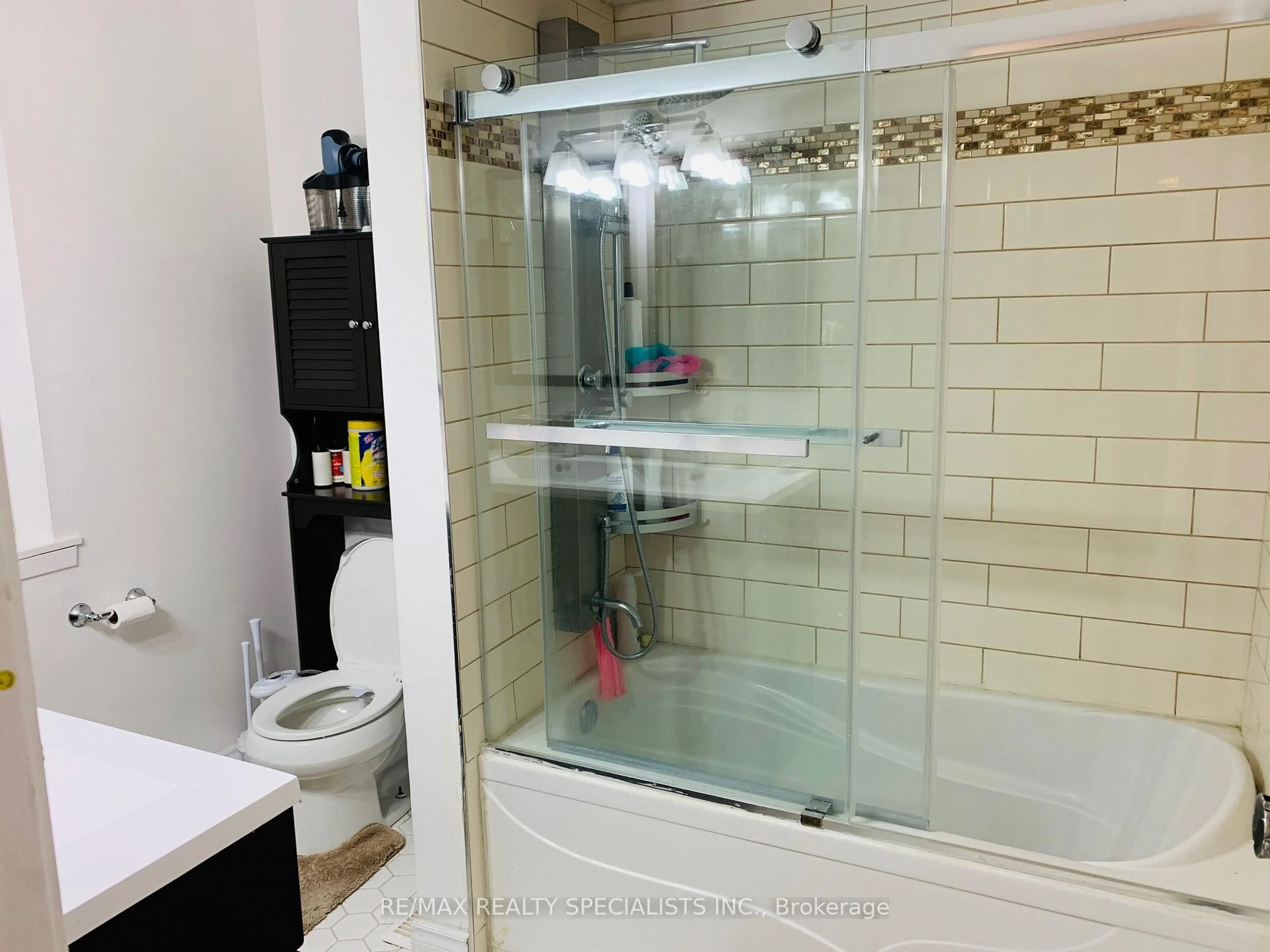 Standard bathroom, unknown for 2849 Oslo Cres, Mississauga Ontario L5N 1Z8
