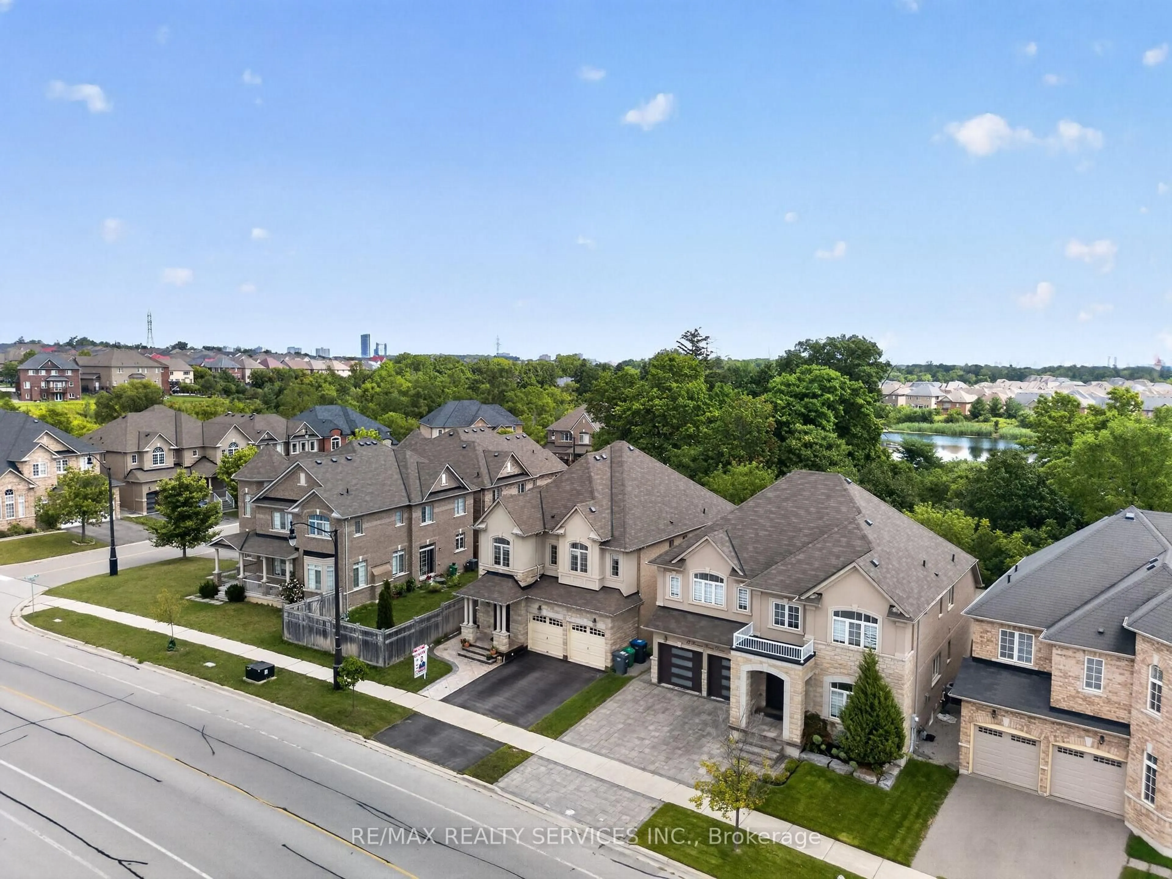 A pic from outside/outdoor area/front of a property/back of a property/a pic from drone, street for 15 Bonnie Braes Dr, Brampton Ontario L6Y 0X5