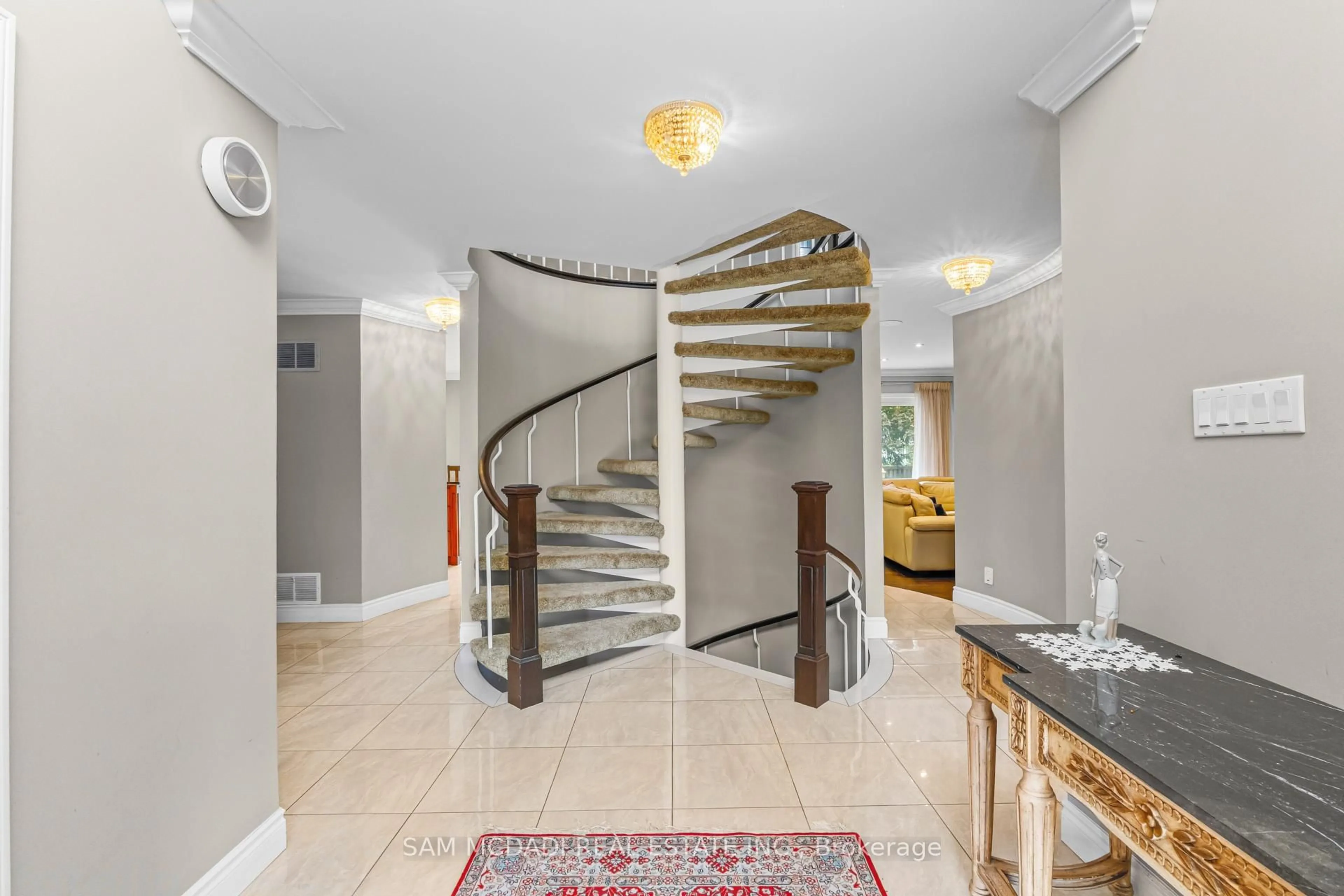 Indoor foyer for 2145 Oneida Cres, Mississauga Ontario L5C 1V7