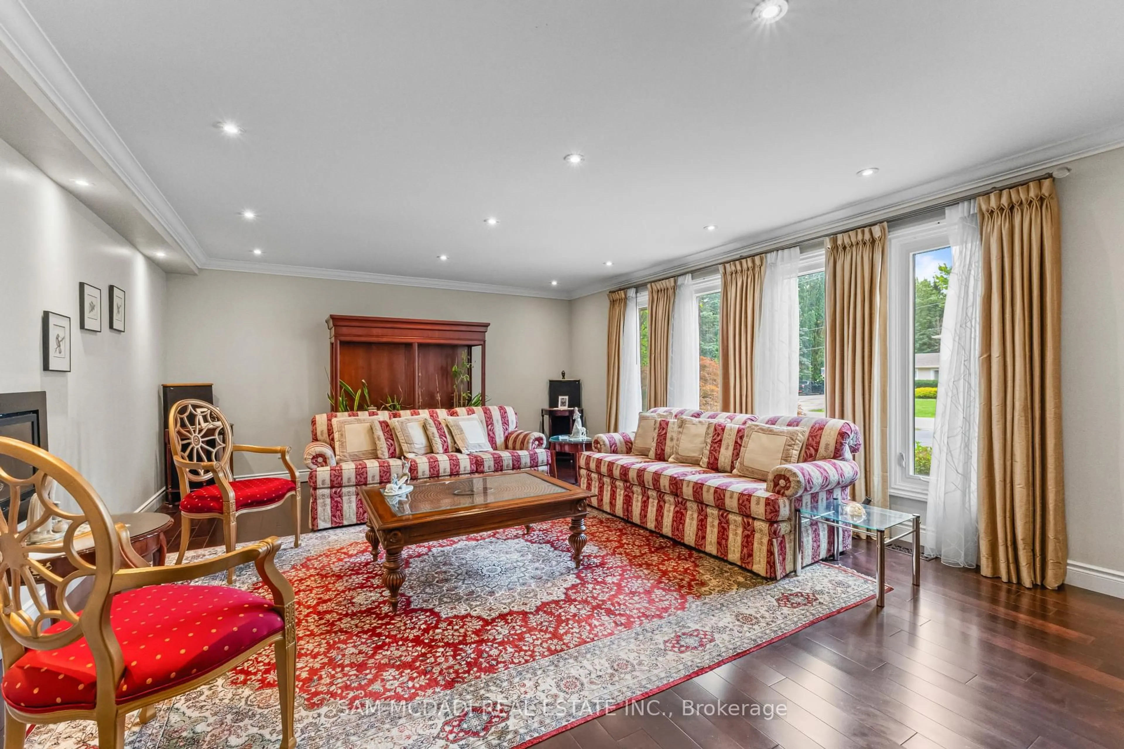 Living room with furniture, carpet floor for 2145 Oneida Cres, Mississauga Ontario L5C 1V7
