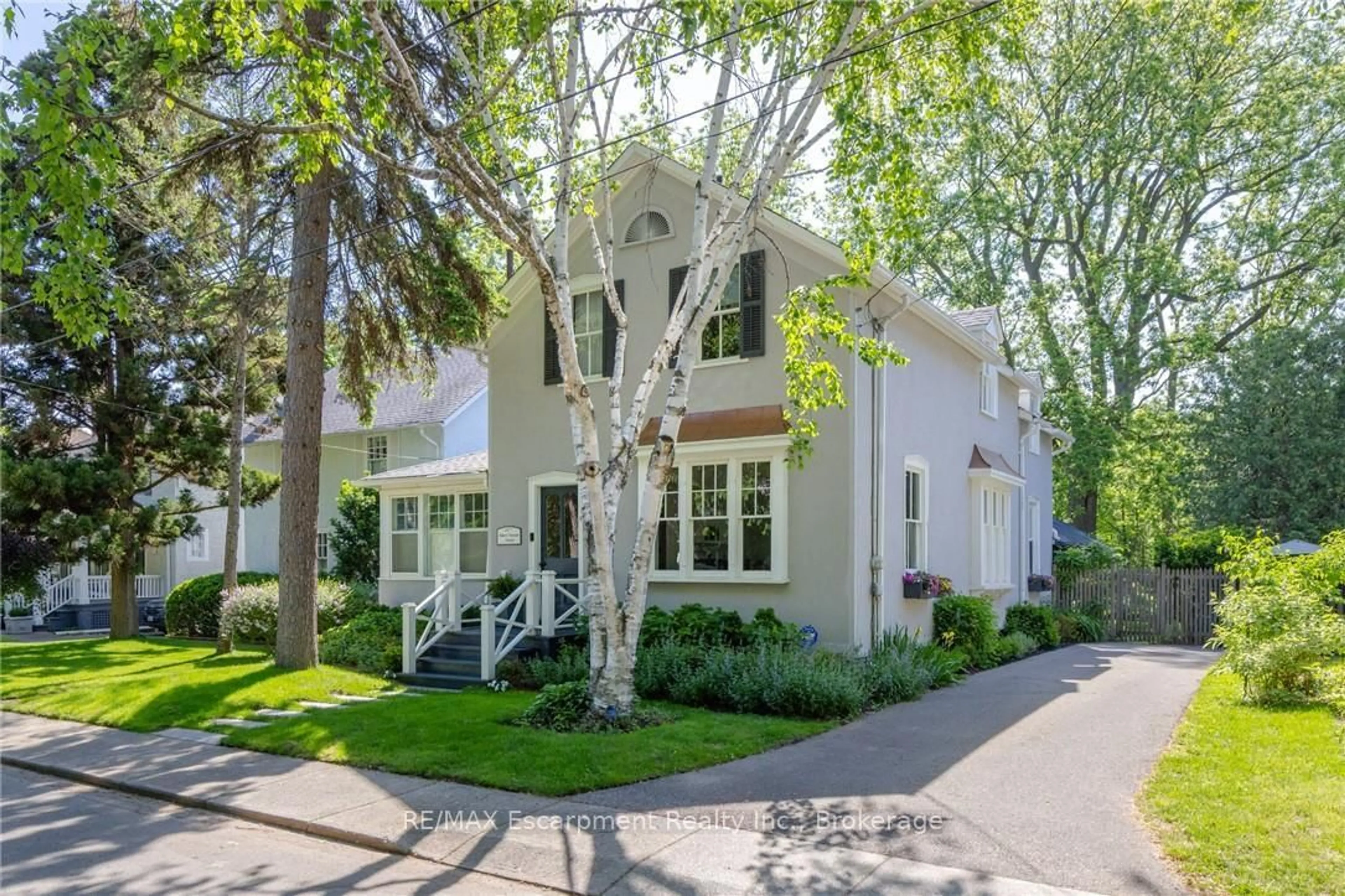 Home with vinyl exterior material, street for 332 Palmer Ave, Oakville Ontario L6J 1T3