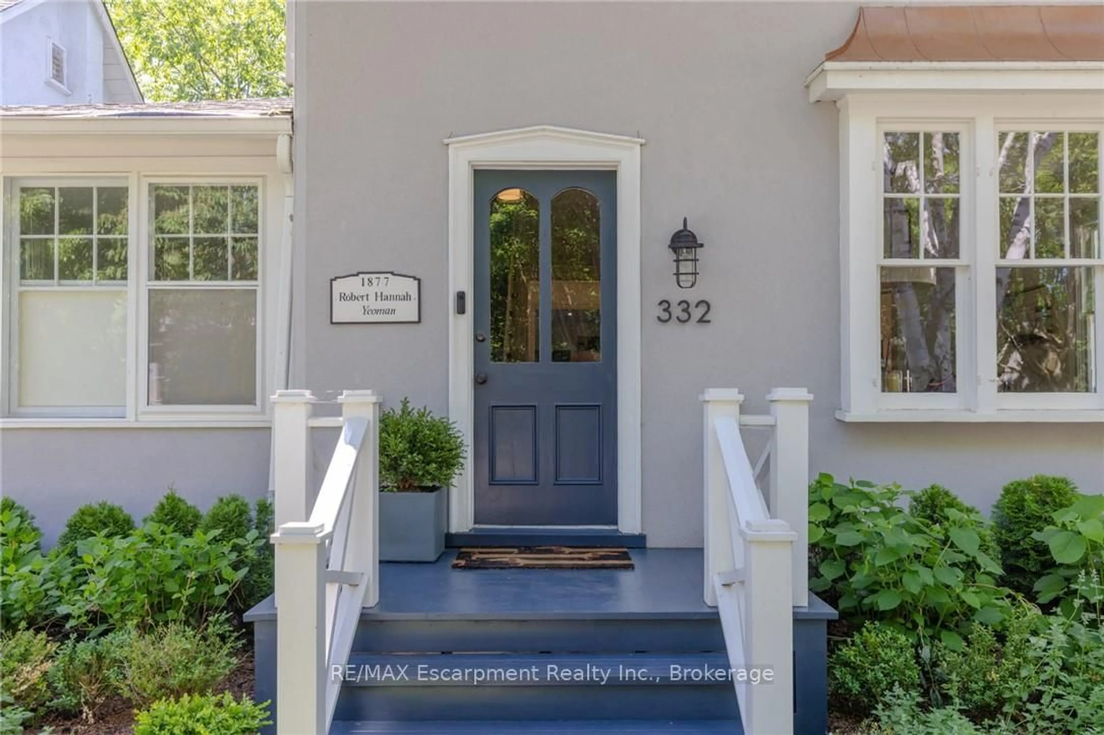 Indoor entryway for 332 Palmer Ave, Oakville Ontario L6J 1T3