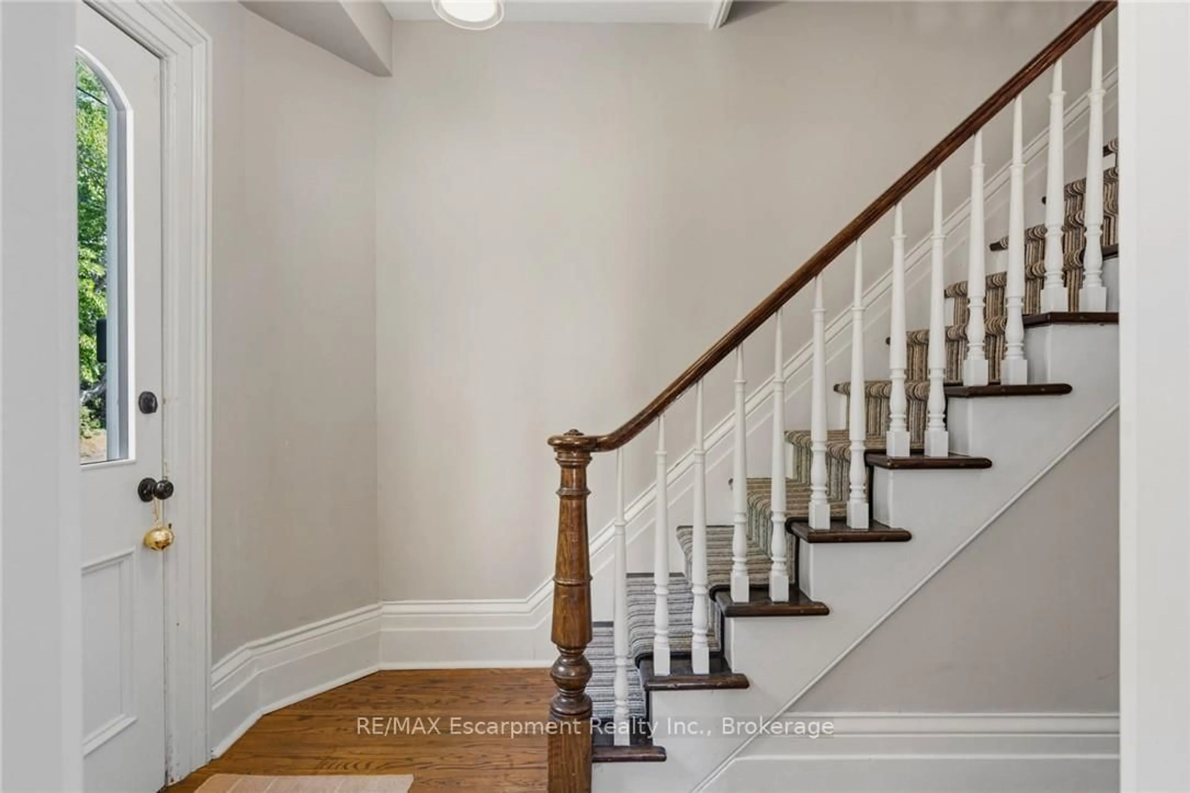 Stairs for 332 Palmer Ave, Oakville Ontario L6J 1T3